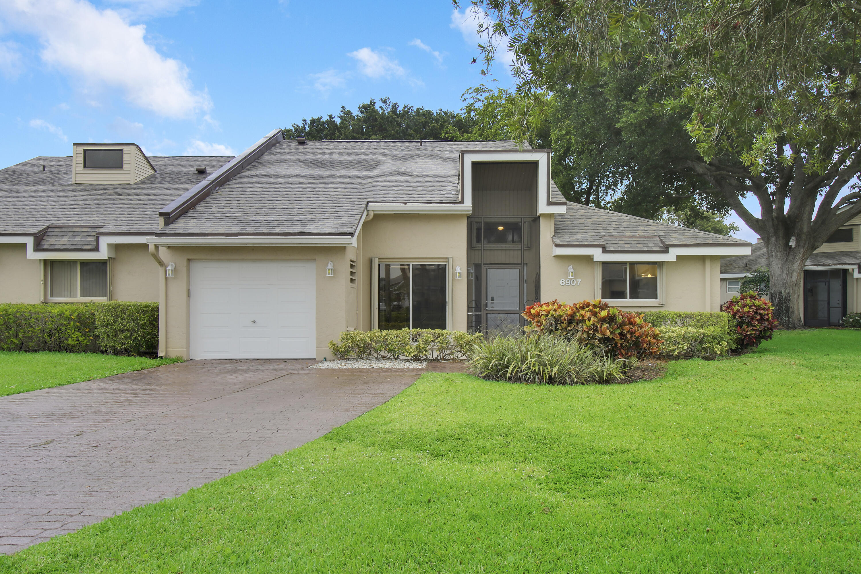 6907 Fountains Circle, Lake Worth, Palm Beach County, Florida - 2 Bedrooms  
2.5 Bathrooms - 