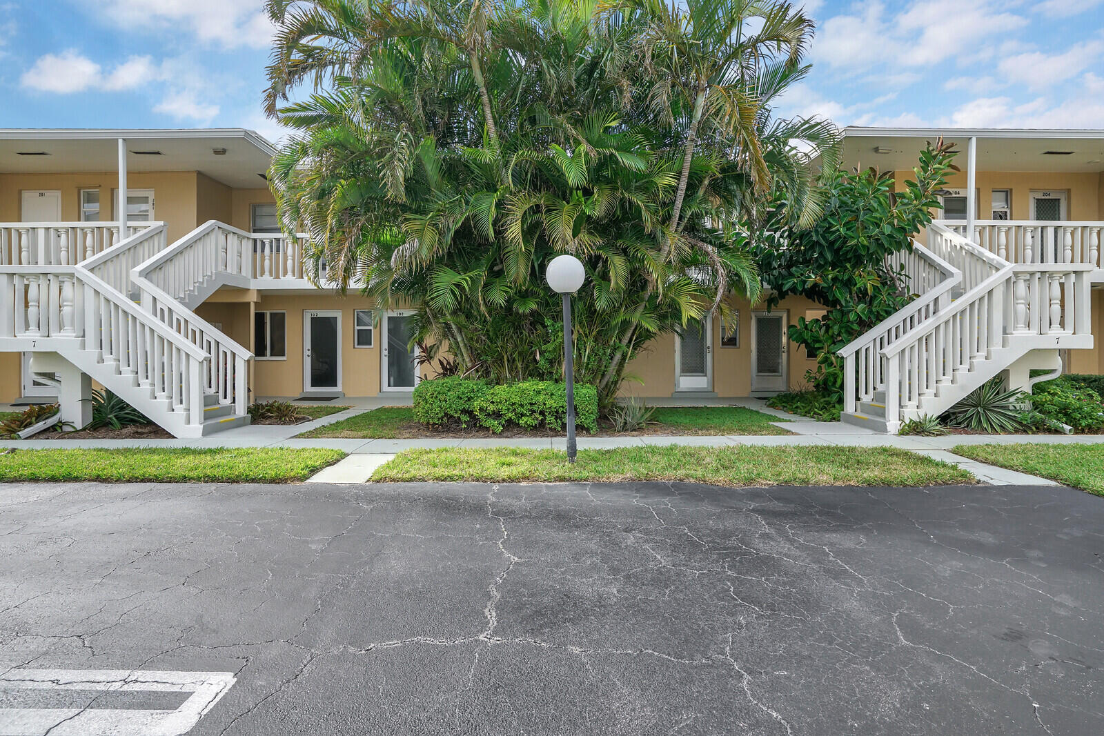 2111 Ne 1st Court 204, Boynton Beach, Palm Beach County, Florida - 2 Bedrooms  
1 Bathrooms - 