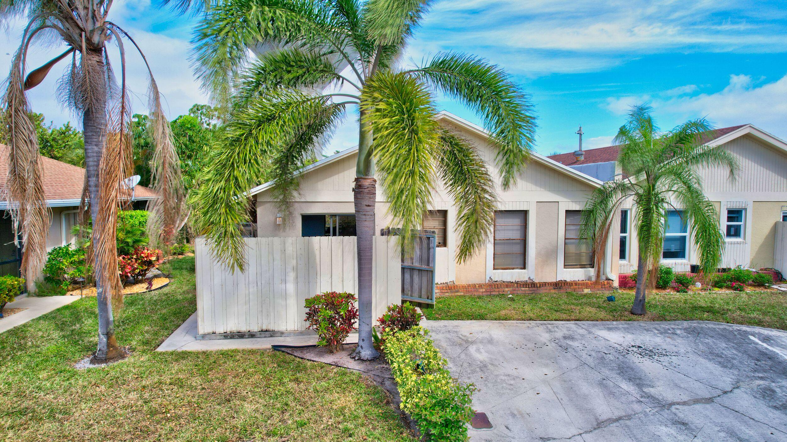 Property for Sale at 235 Se 1st Circle 10A, Boynton Beach, Palm Beach County, Florida - Bedrooms: 2 
Bathrooms: 2  - $305,000