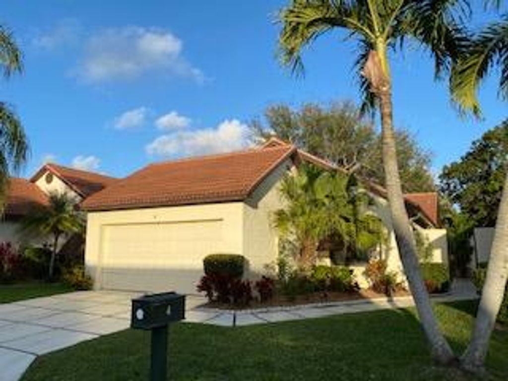 Photo of 4 Ironwood Way N, Palm Beach Gardens, FL 33418 (MLS # RX-10973736)