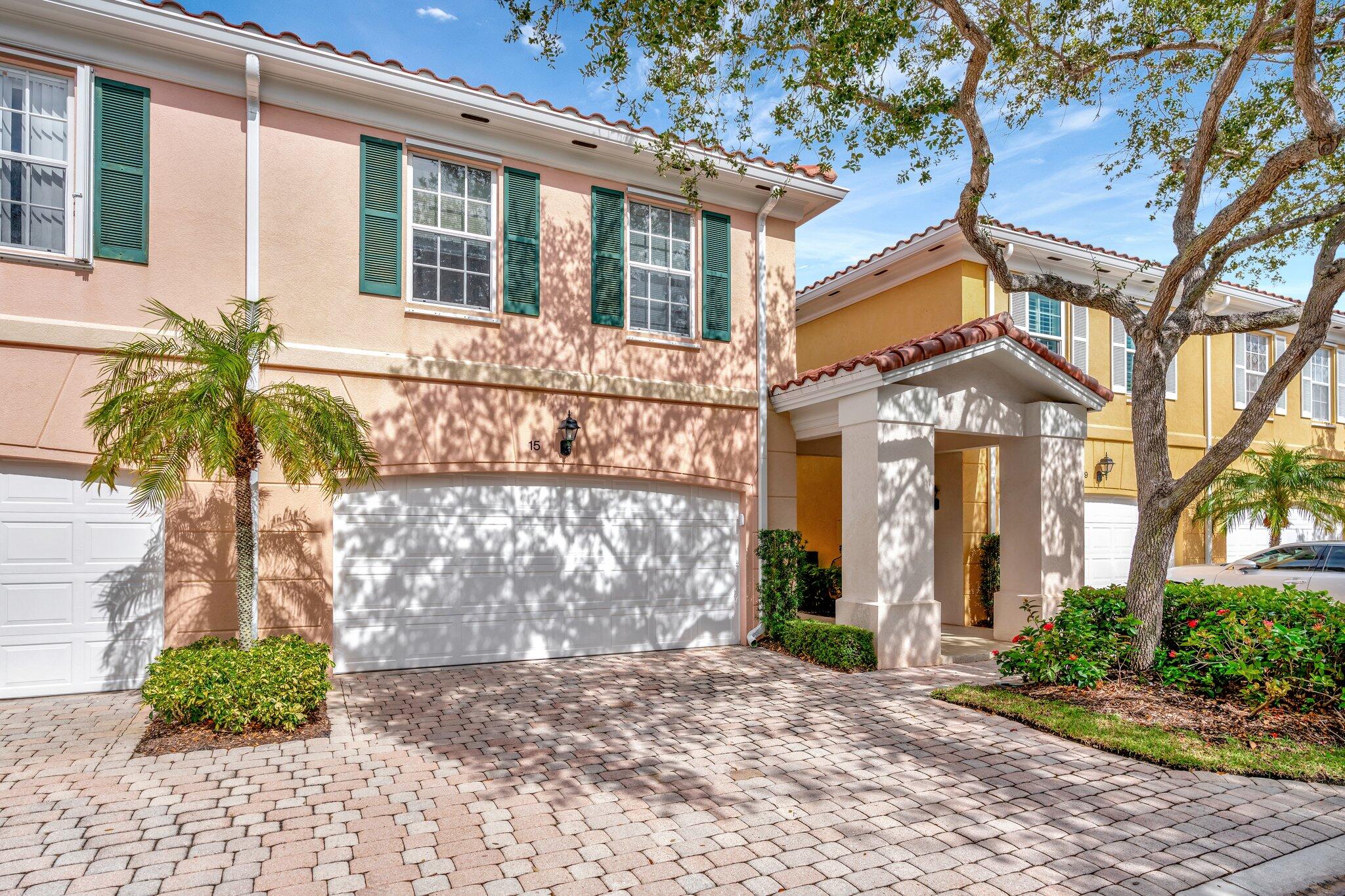 15 Laurel Oaks Circle, Tequesta, Palm Beach County, Florida - 3 Bedrooms  
2.5 Bathrooms - 