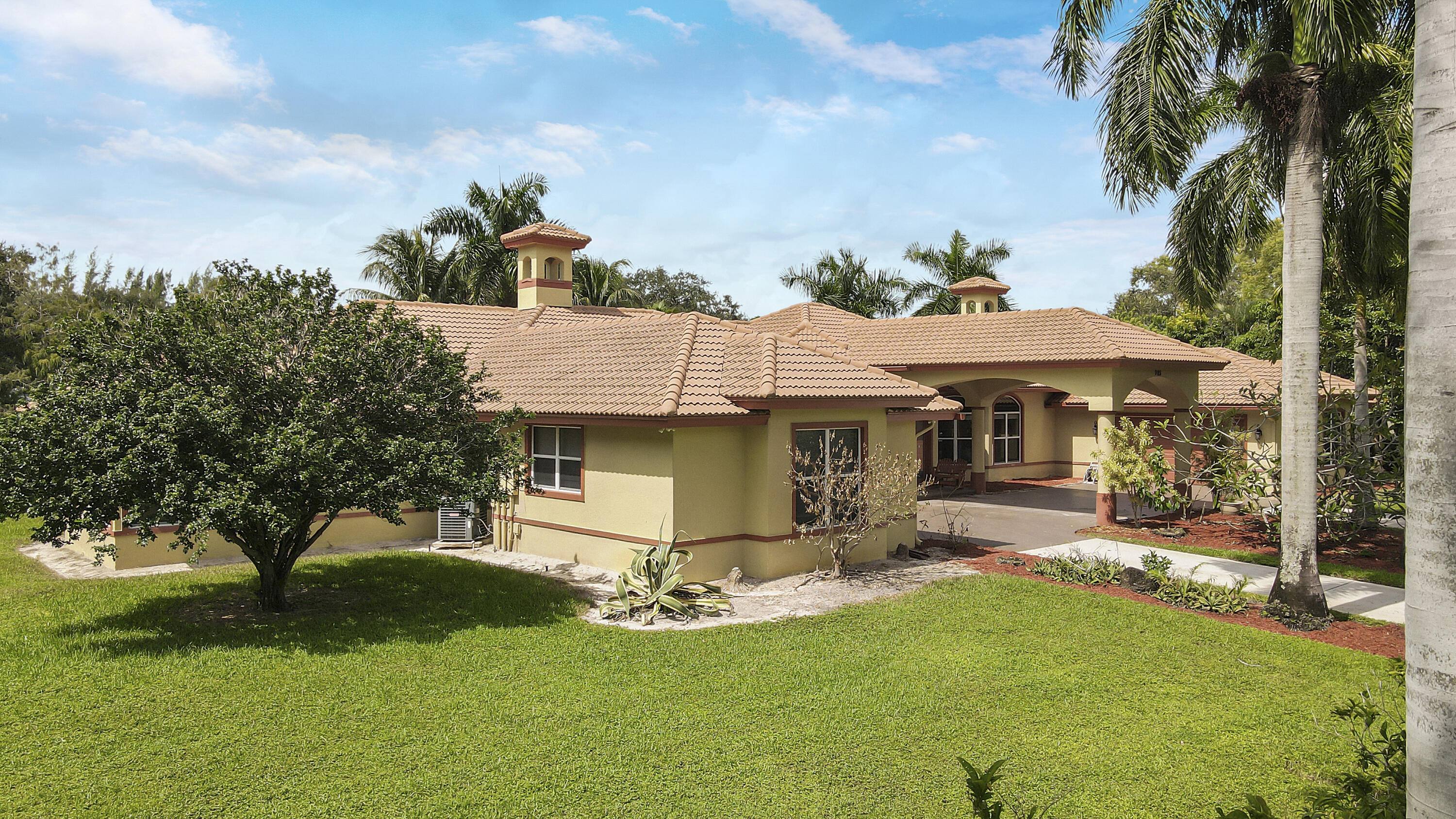 985 Whippoorwill Isle, West Palm Beach, Palm Beach County, Florida - 6 Bedrooms  
4 Bathrooms - 