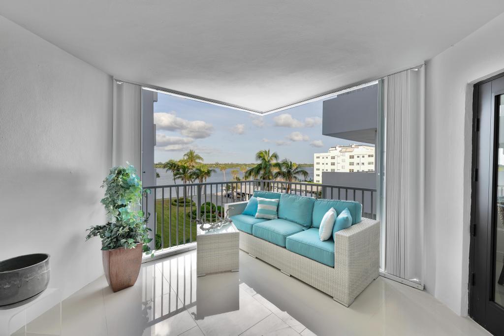 2860 S Ocean Boulevard 402, Palm Beach, Palm Beach County, Florida - 1 Bedrooms  
1.5 Bathrooms - 