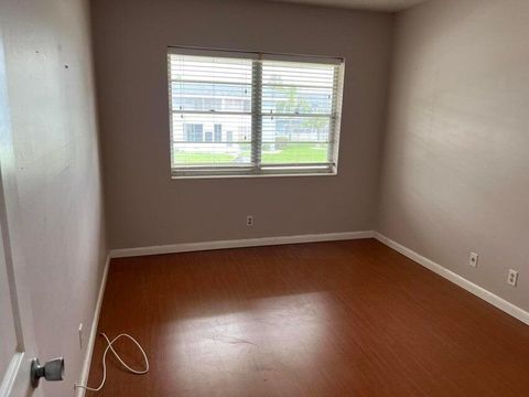 Photo of 114 Salisbury E #E, West Palm Beach, FL 33417 (MLS # RX-11127048)