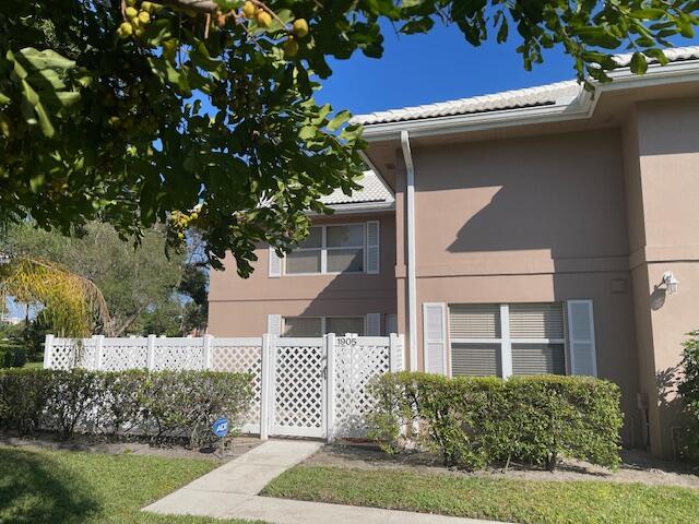 1905 Stratford Way 31A, West Palm Beach, Palm Beach County, Florida - 2 Bedrooms  
2.5 Bathrooms - 