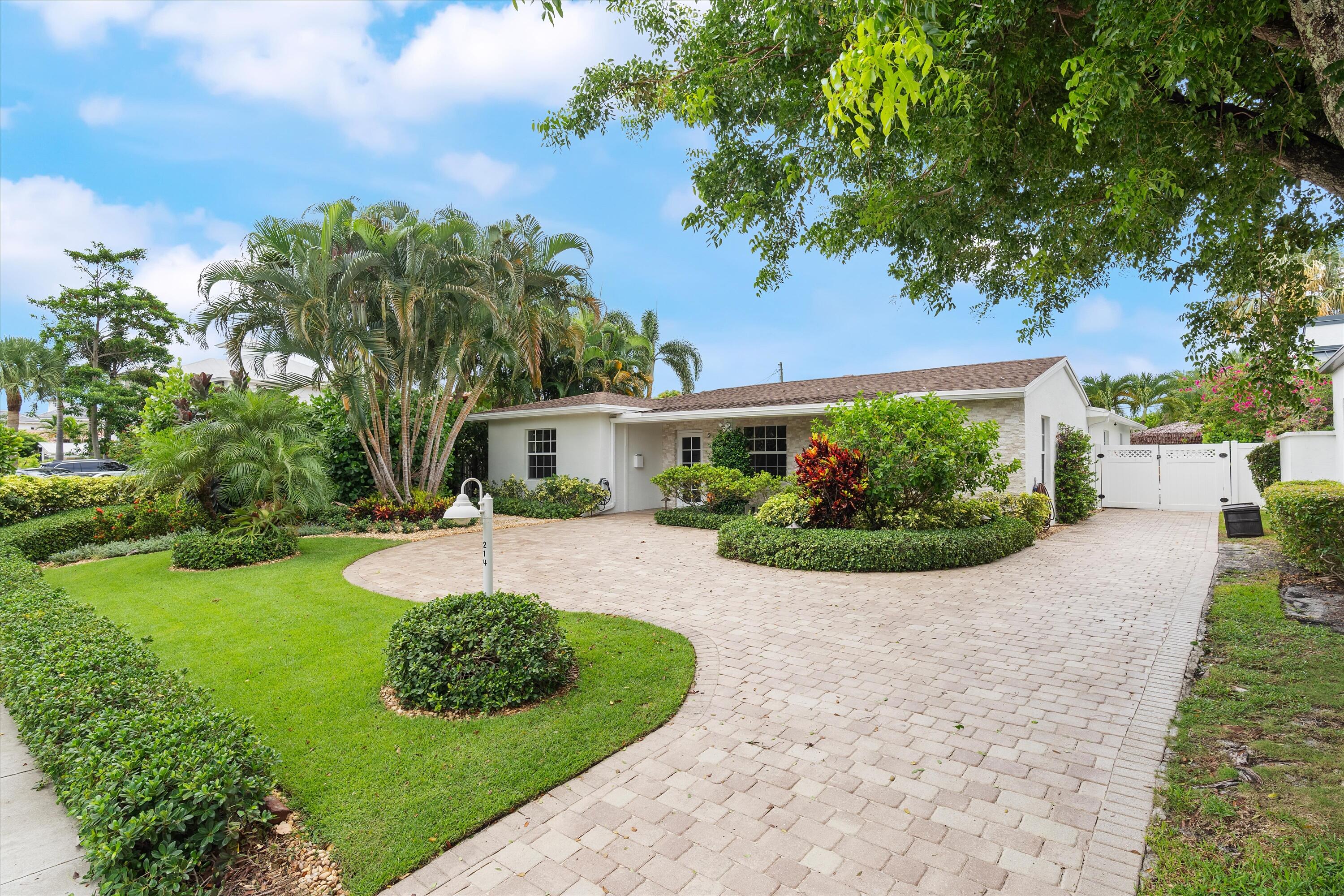 Property for Sale at 214 Alhambra Place, West Palm Beach, Palm Beach County, Florida - Bedrooms: 5 
Bathrooms: 4  - $2,298,000