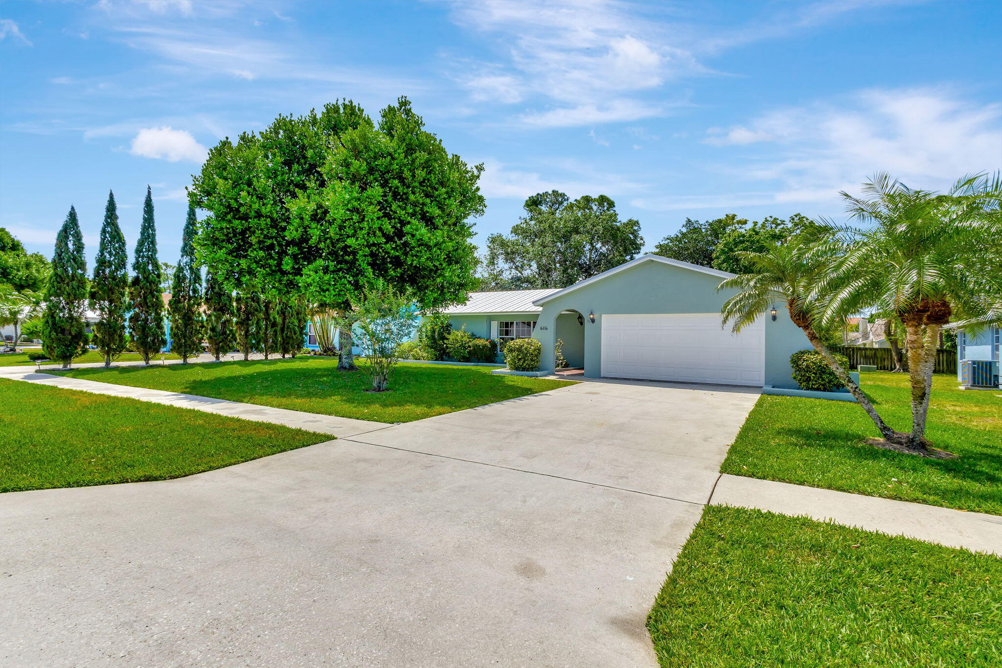 Property for Sale at 606 Oak Terrace, Jupiter, Palm Beach County, Florida - Bedrooms: 4 
Bathrooms: 2  - $699,900