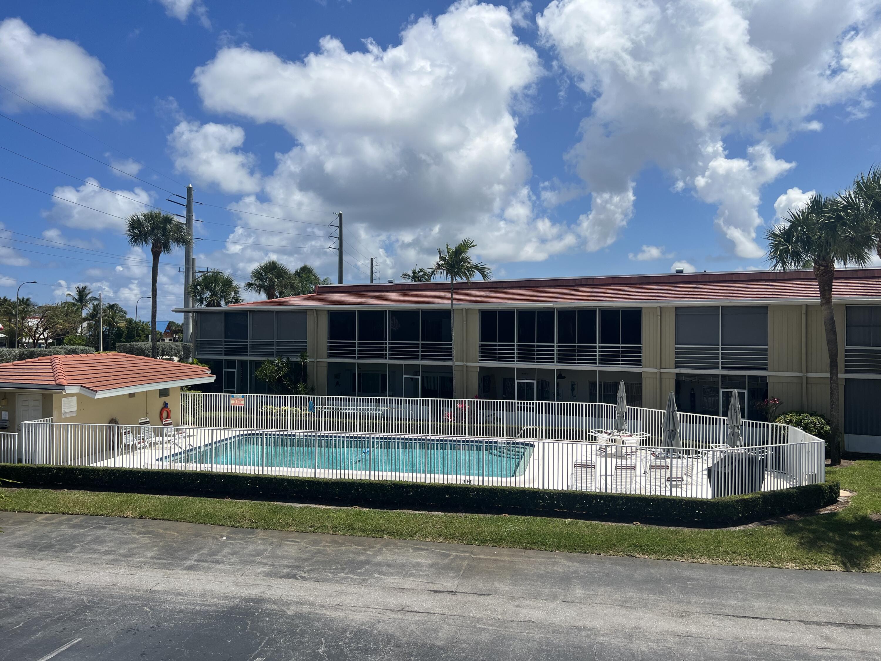 Property for Sale at 419 Us Highway 1 206, North Palm Beach, Miami-Dade County, Florida - Bedrooms: 2 
Bathrooms: 2  - $239,000