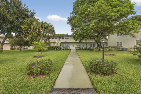 Photo of 52 Norwich C, West Palm Beach, FL 33417 (MLS # RX-11129242)