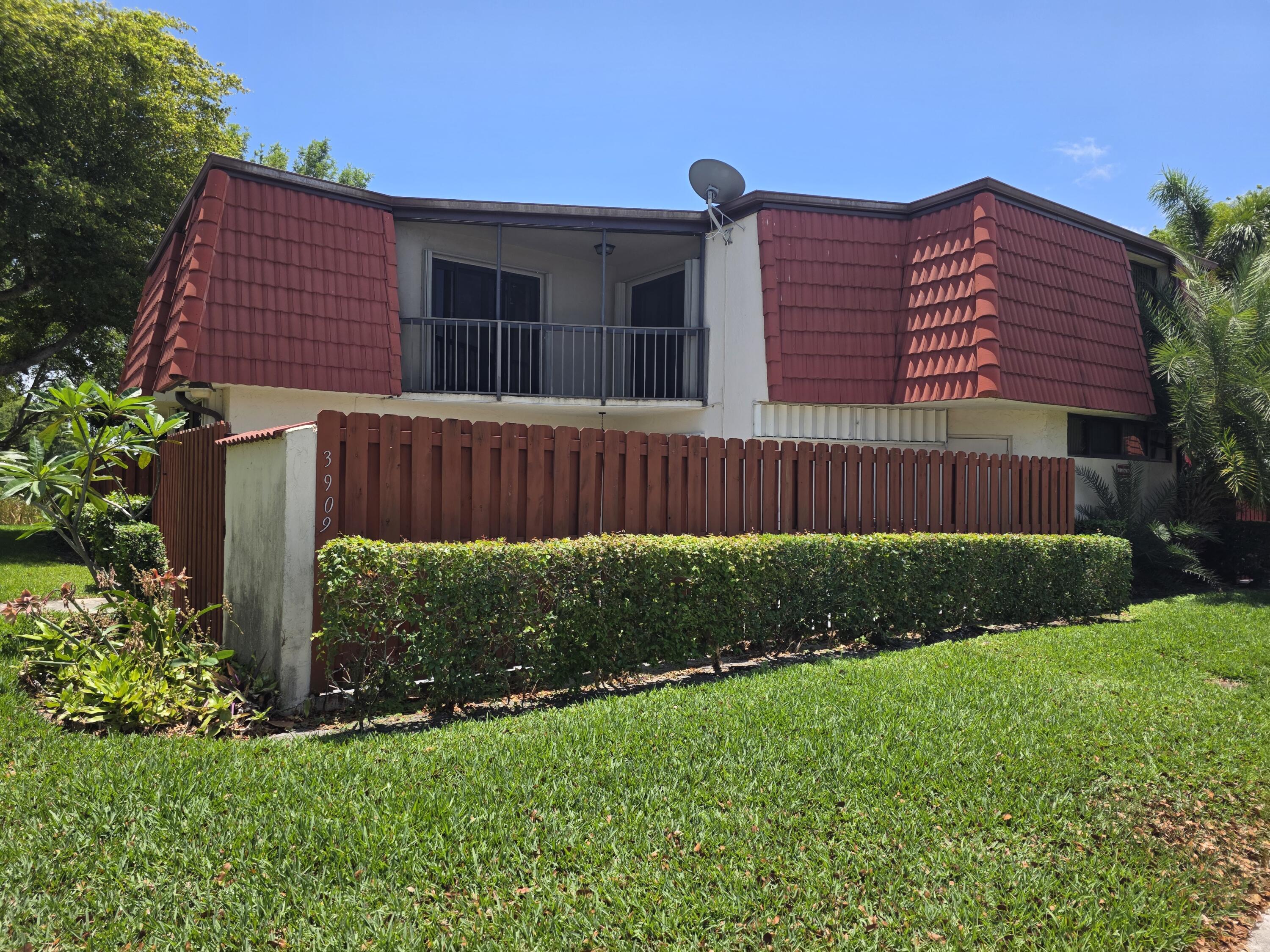 Property for Sale at 3909 Victoria Drive, West Palm Beach, Palm Beach County, Florida - Bedrooms: 2 
Bathrooms: 2.5  - $315,000