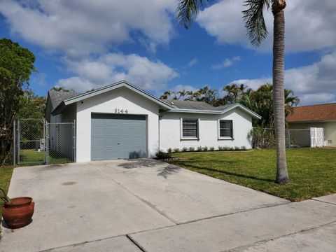 Photo of 9144 Bedford Drive, Boca Raton, FL 33434 (MLS # RX-11108210)