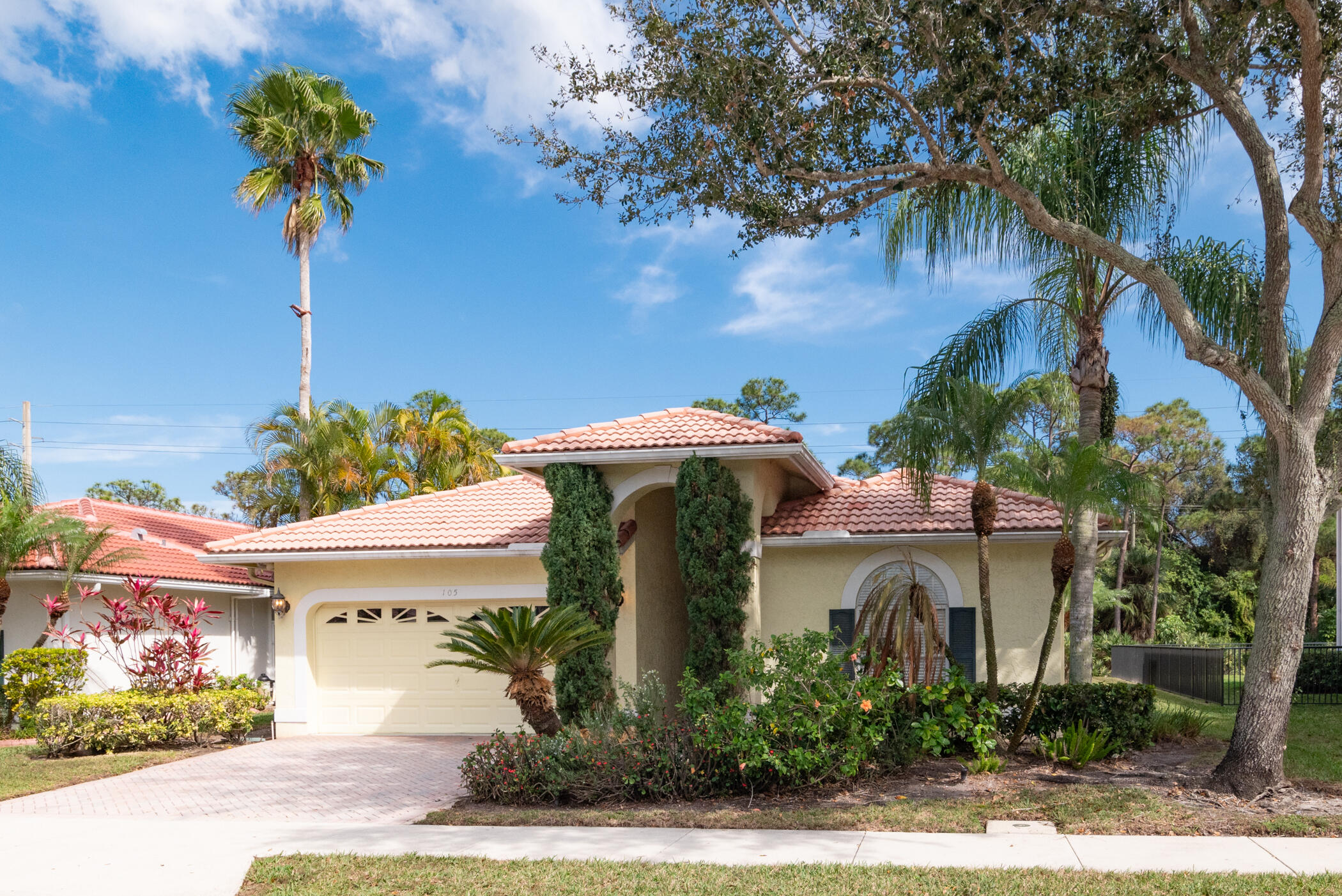 Property for Sale at 105 Hidden Hollow Drive, Palm Beach Gardens, Palm Beach County, Florida - Bedrooms: 3 
Bathrooms: 2.5  - $575,000