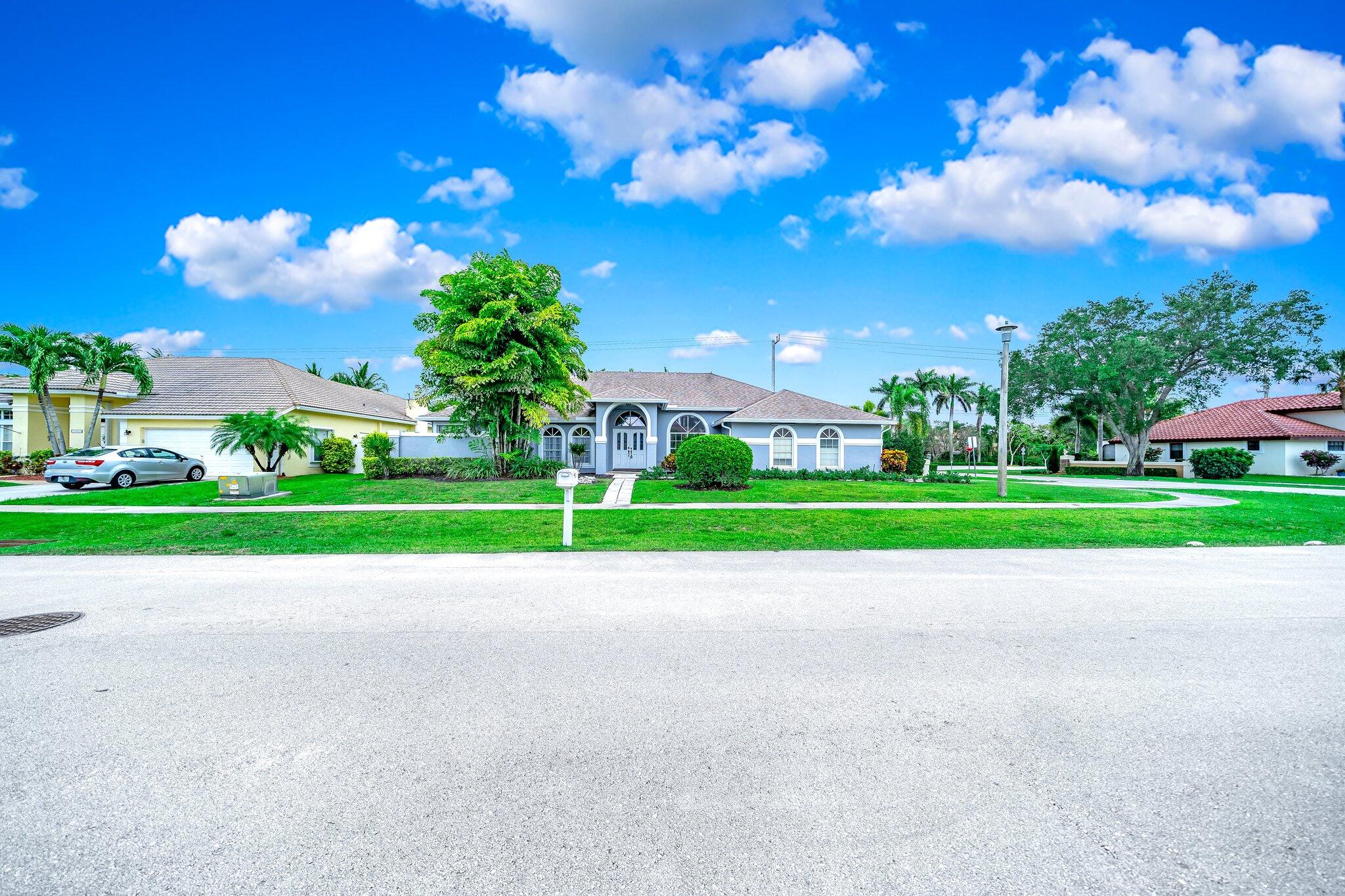 1800 Lynton Circle, Wellington, Palm Beach County, Florida - 5 Bedrooms  
3 Bathrooms - 