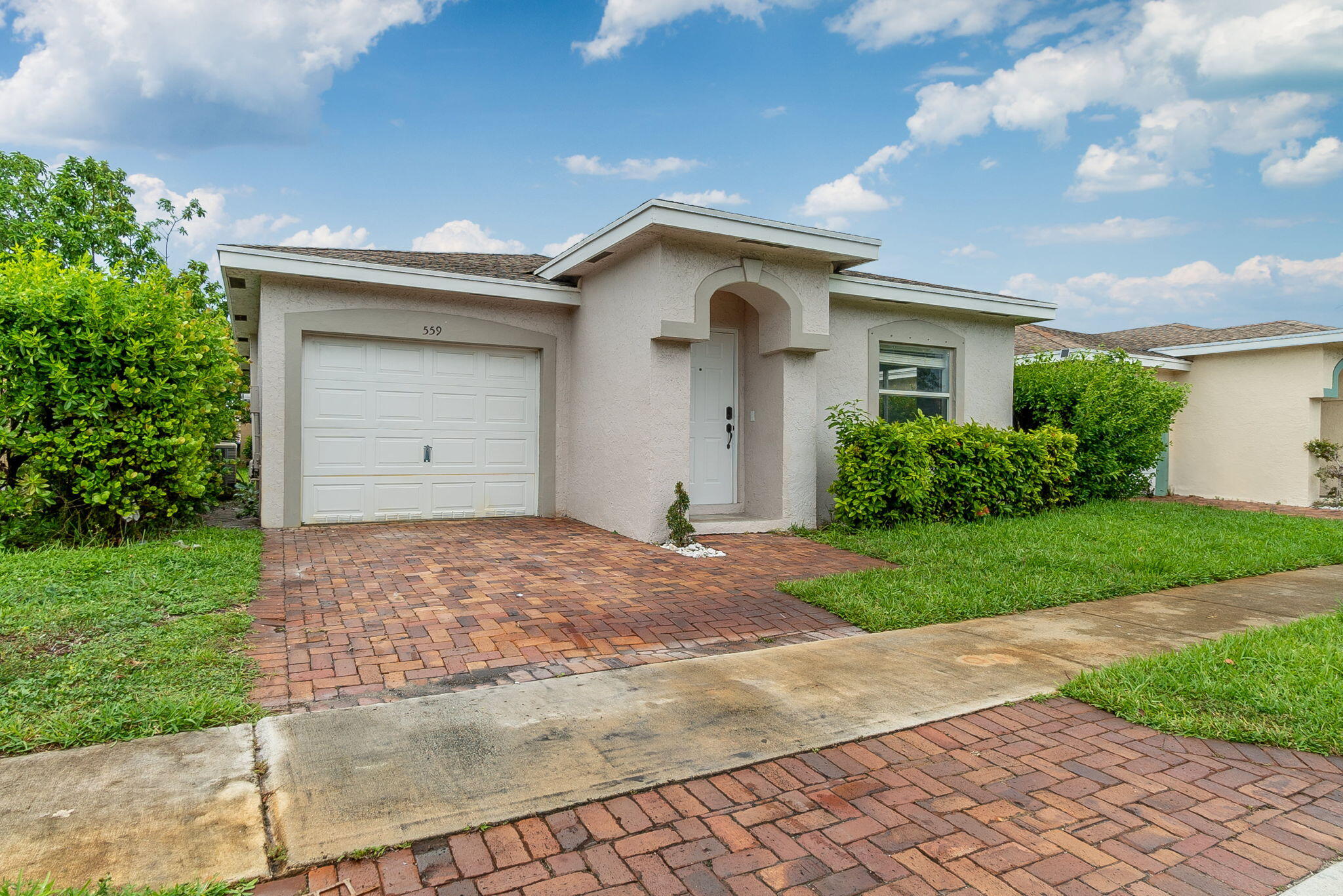 559 E Ridge Circle, Boynton Beach, Palm Beach County, Florida - 3 Bedrooms  
2 Bathrooms - 