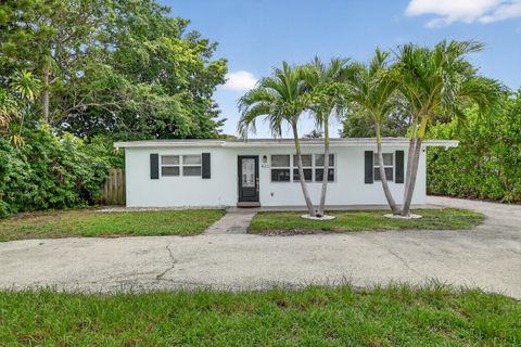 Photo of 422 W Ocean Avenue, Lantana, FL 33462 (MLS # RX-11129293)