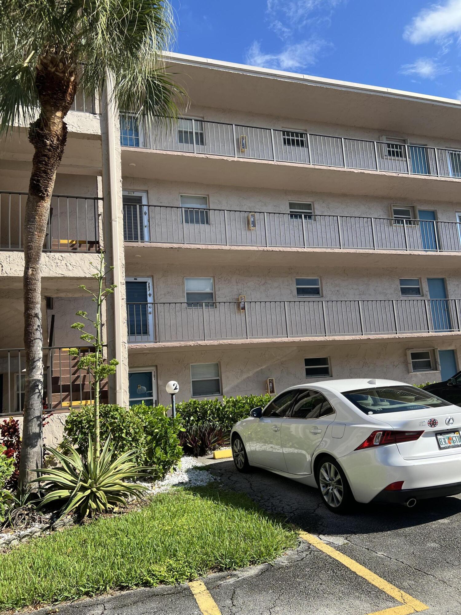 725 Lori Drive 313, Palm Springs, Miami-Dade County, Florida - 1 Bedrooms  
1.5 Bathrooms - 