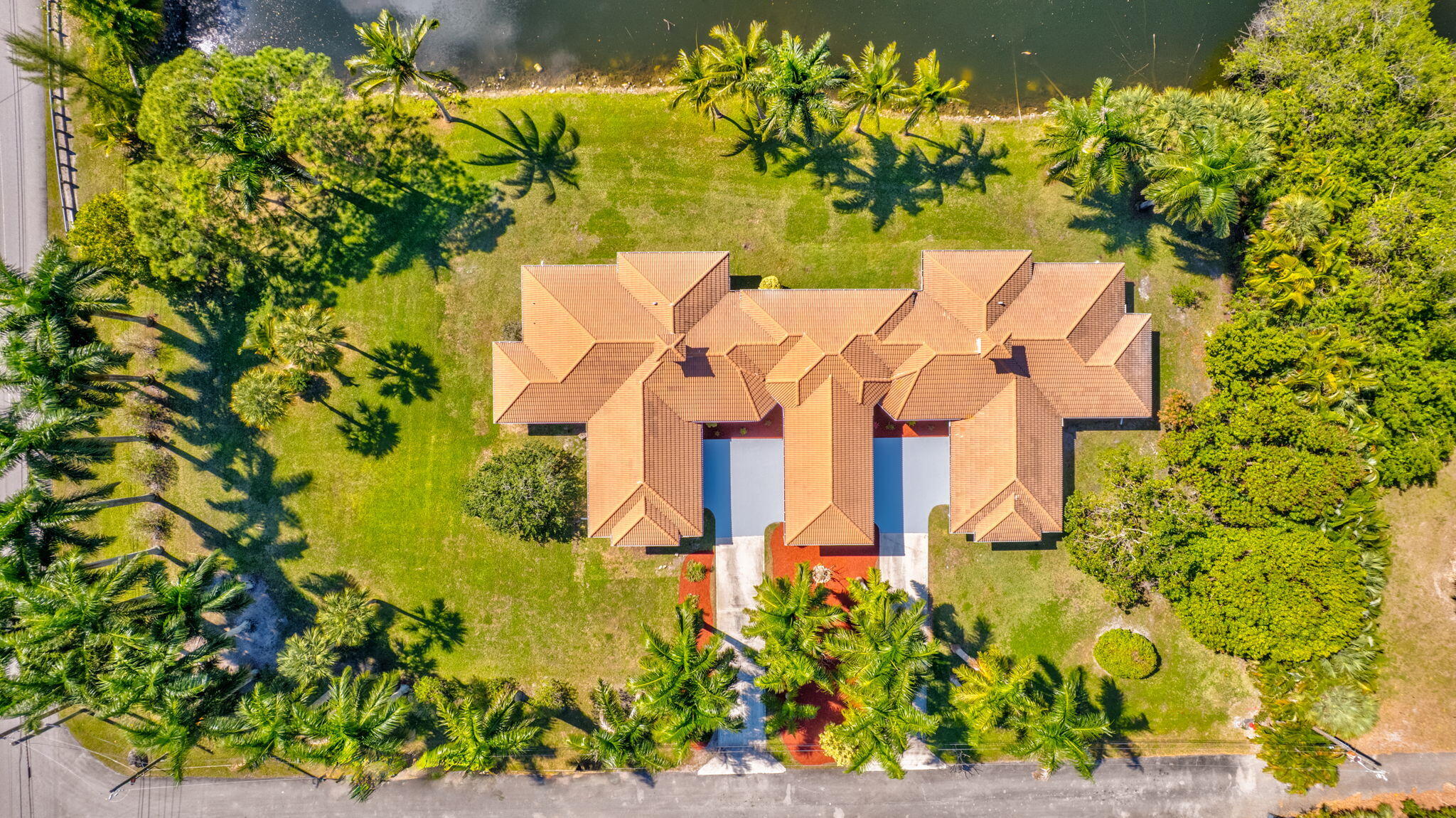 985 Whippoorwill Isle, West Palm Beach, Palm Beach County, Florida - 7 Bedrooms  
4.5 Bathrooms - 