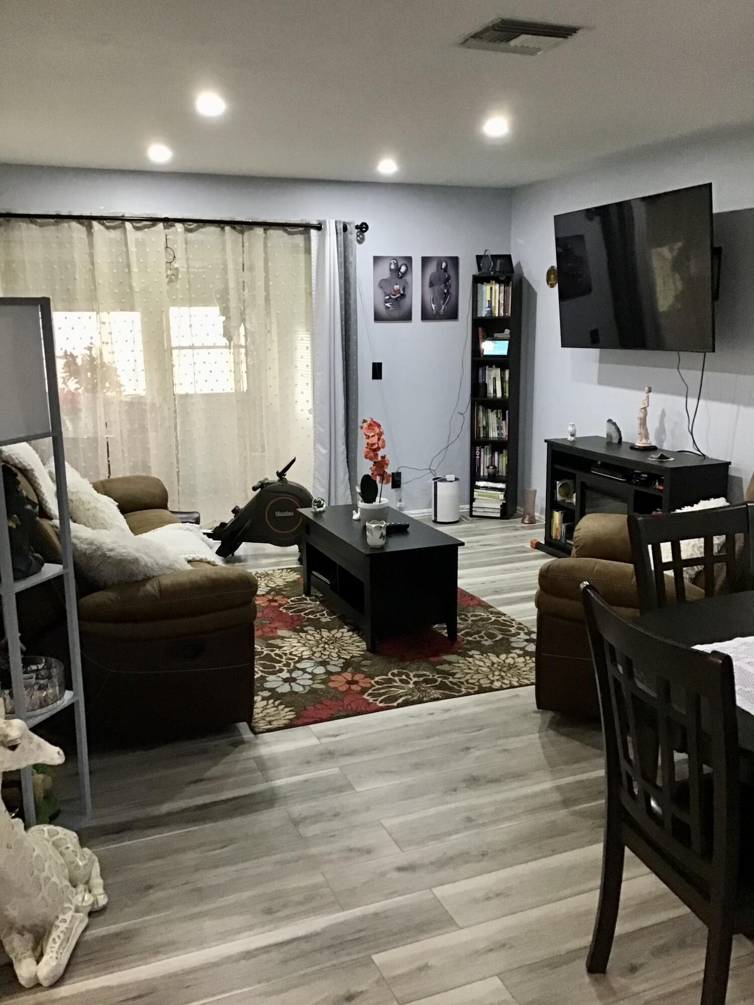2763 Dudley Drive F, West Palm Beach, Palm Beach County, Florida - 1 Bedrooms  
1.5 Bathrooms - 