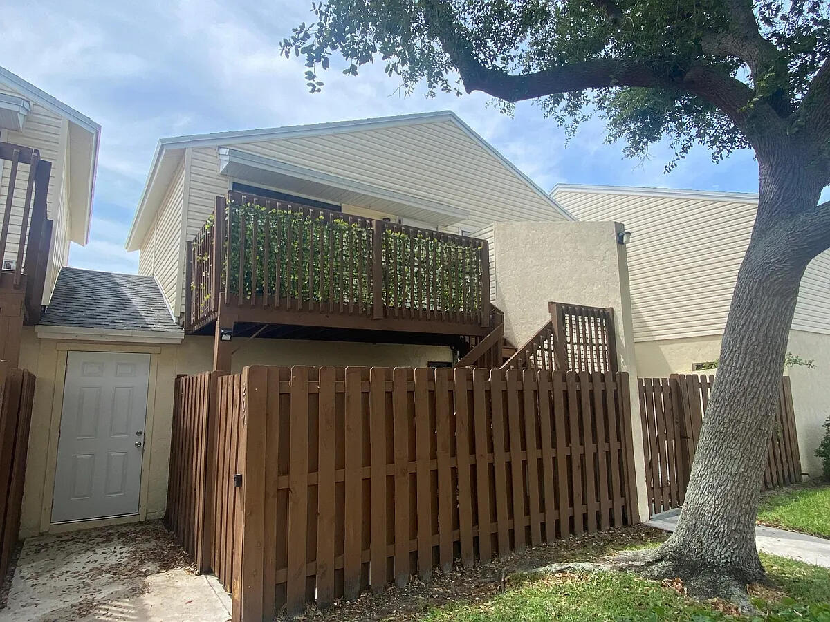 637 Executive Center Drive N207, West Palm Beach, Palm Beach County, Florida - 1 Bedrooms  
1 Bathrooms - 