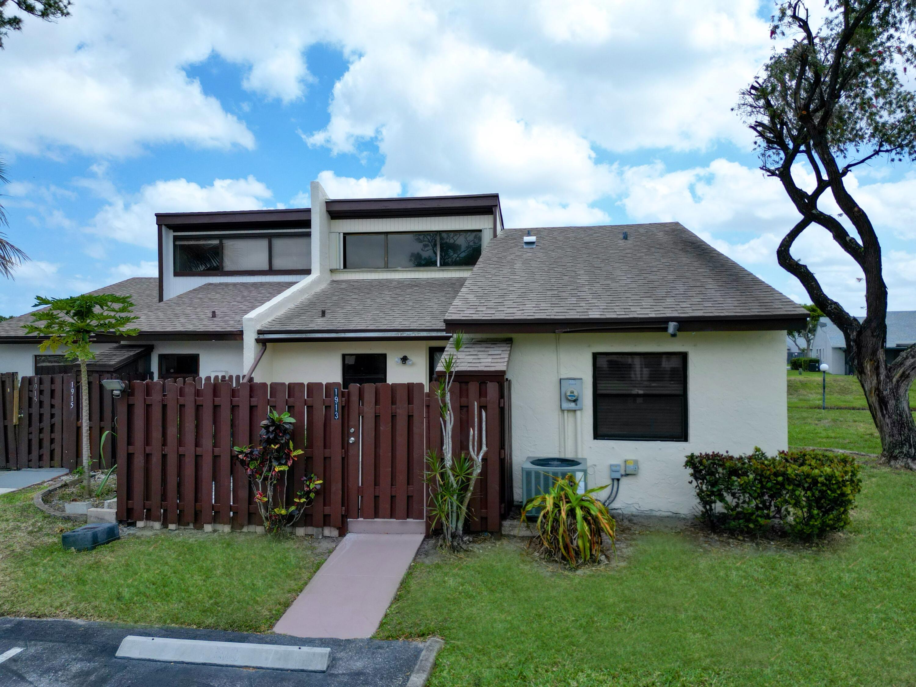 Property for Sale at 1913 Abbey Road, West Palm Beach, Palm Beach County, Florida - Bedrooms: 3 
Bathrooms: 2  - $325,000