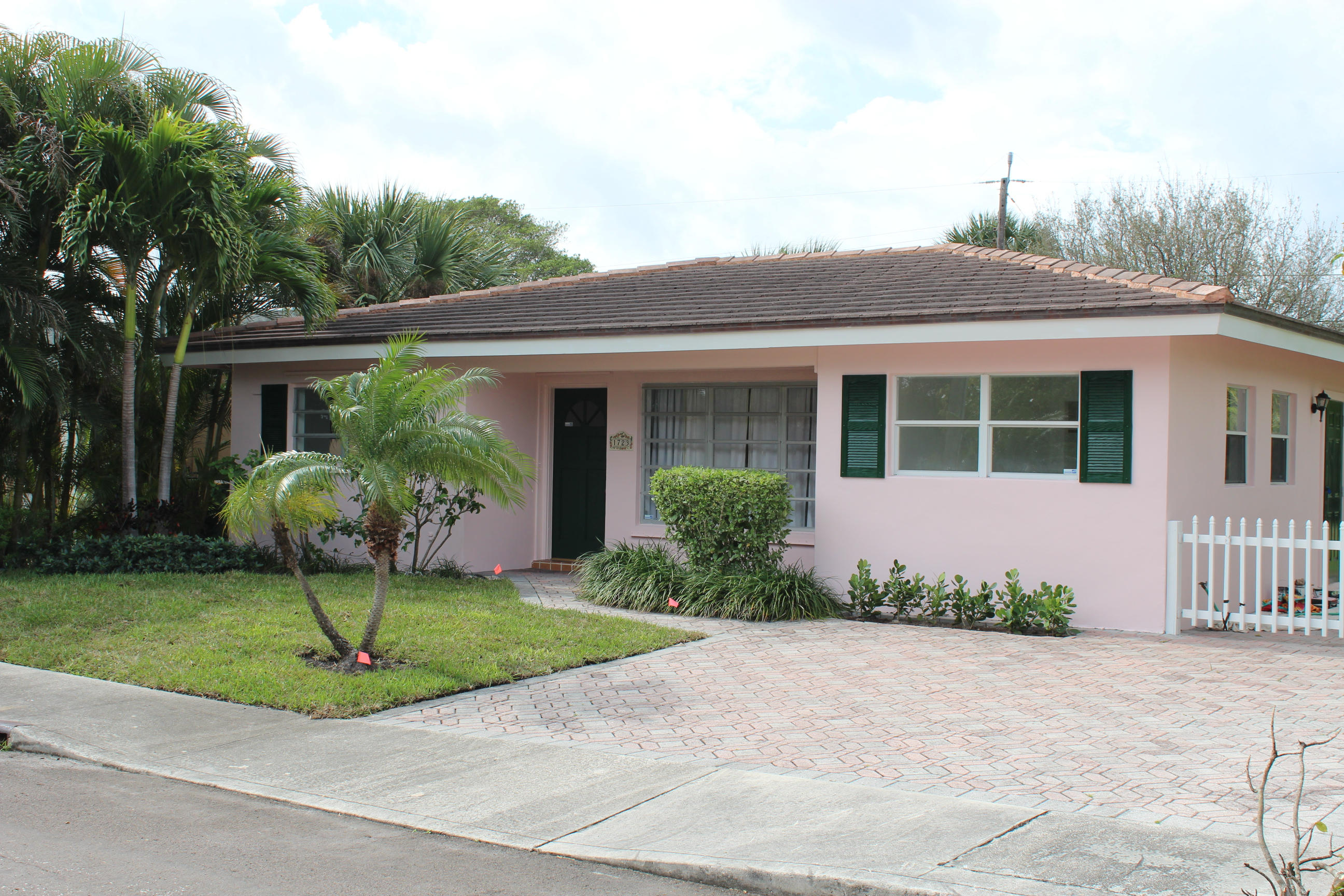 Photo 1 of 1723 N Lakeside Drive, Lake Worth, Florida, $1,800, Web #: 10065139