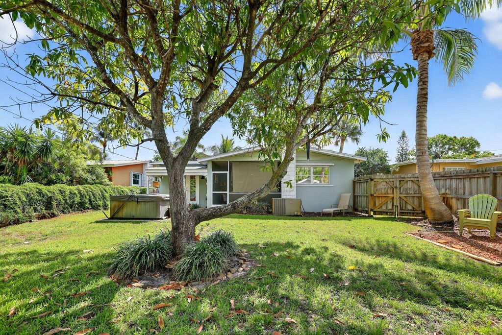 Photo of 262 SE Monterey Avenue, Stuart, FL 34996 (MLS # RX-11118384)