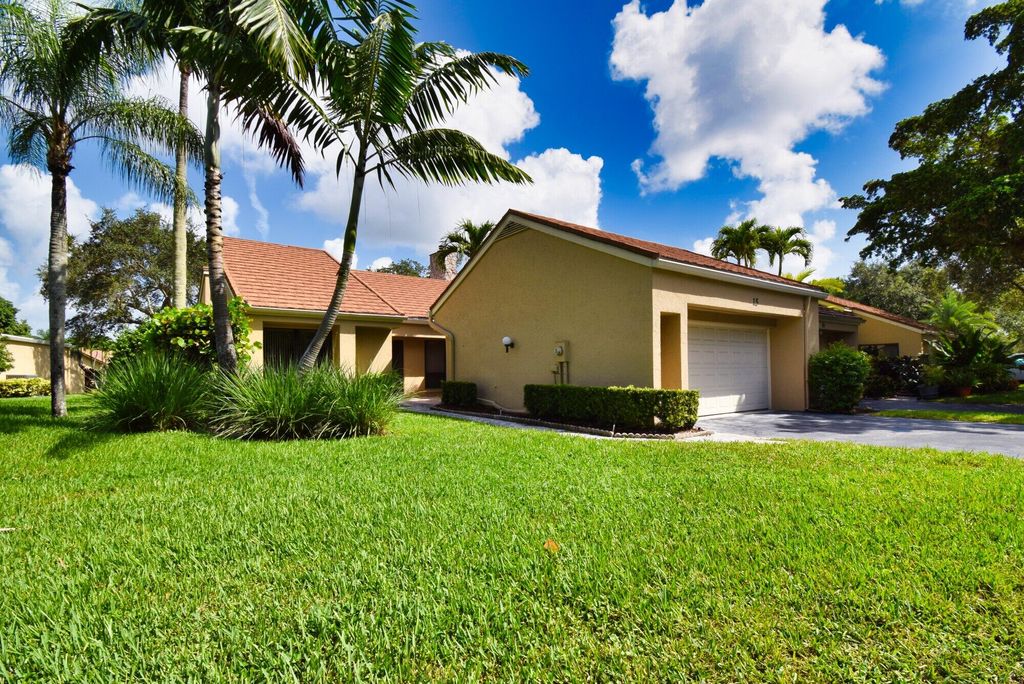 Photo of 15 Tournament Boulevard, Palm Beach Gardens, FL 33418 (MLS # RX-10909944)