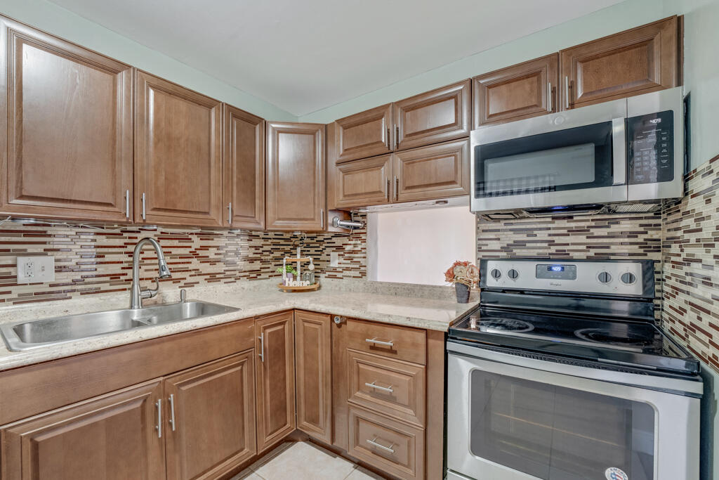 Property for Sale at 176 Lake Carol Drive, West Palm Beach, Palm Beach County, Florida - Bedrooms: 2 
Bathrooms: 2  - $149,900