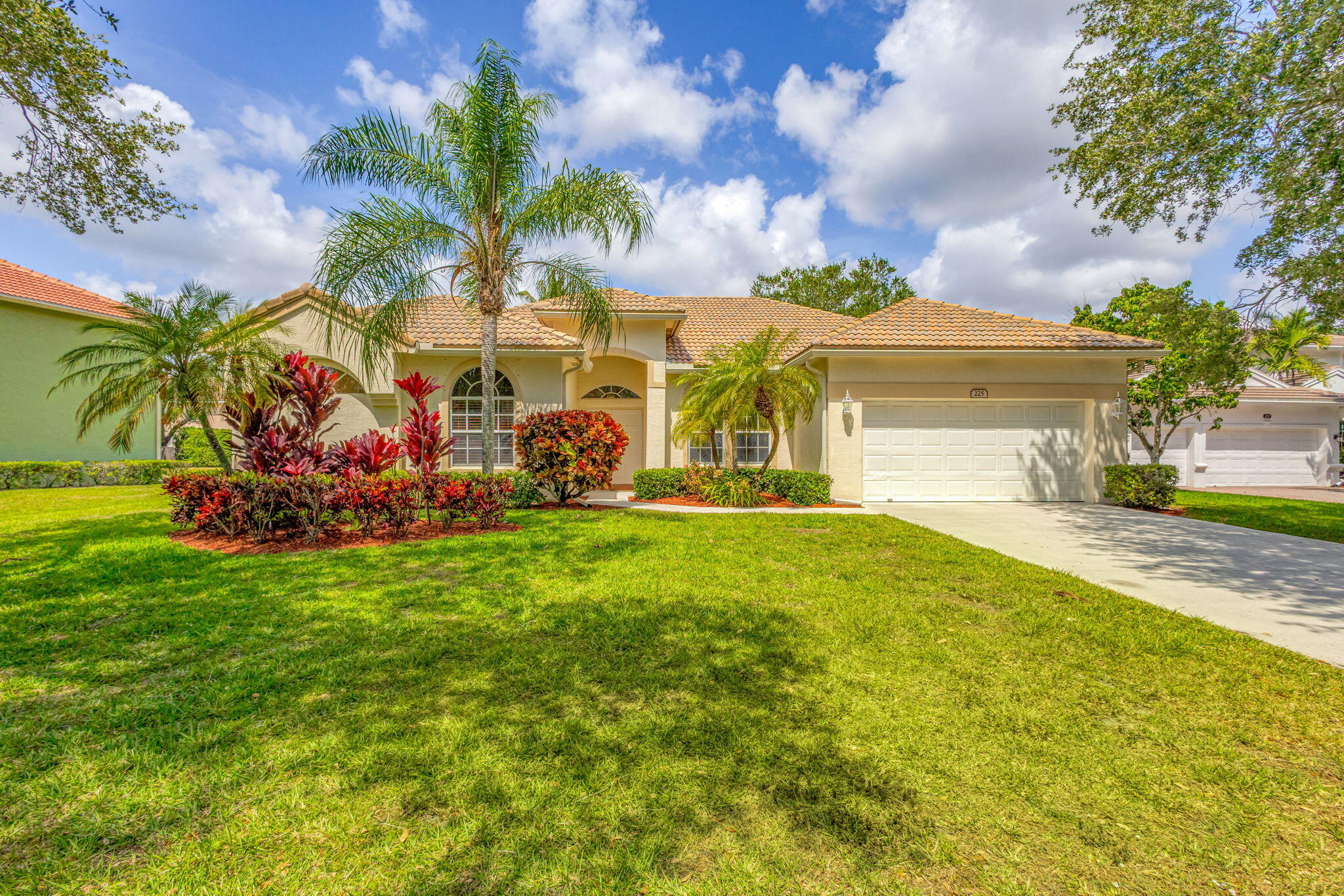 225 Blackbird Lane, Jupiter, Palm Beach County, Florida - 5 Bedrooms  
2.5 Bathrooms - 