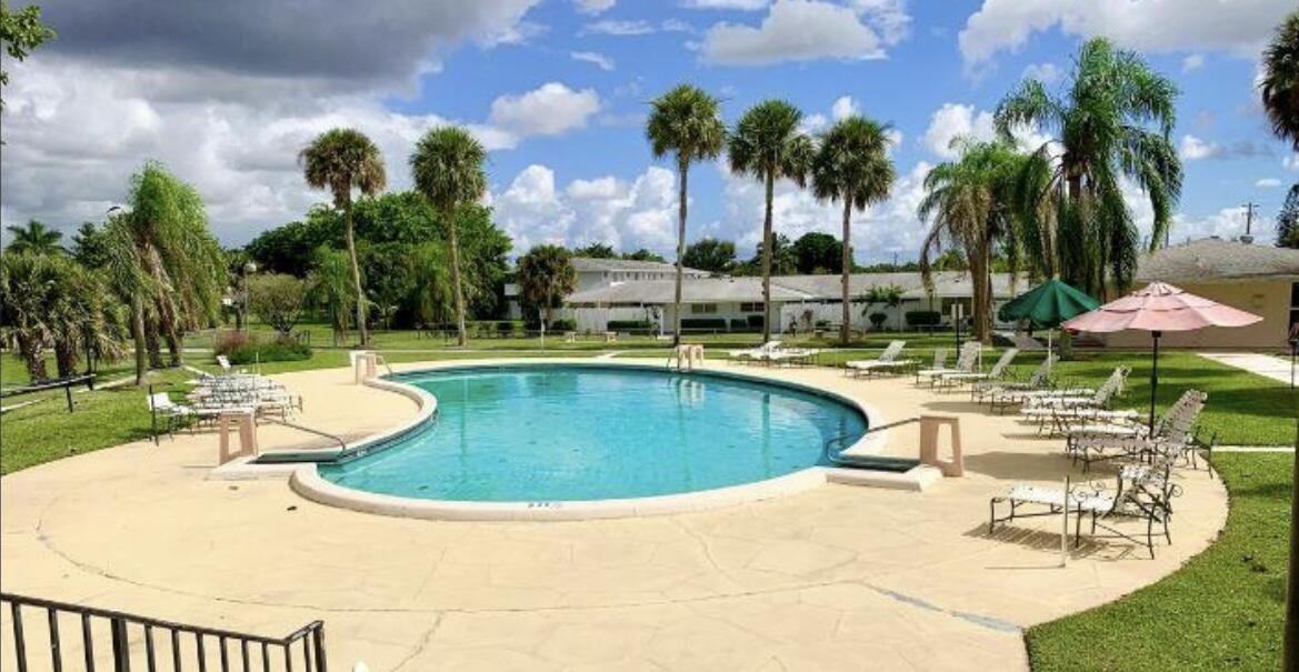 63 East Court Ct, Royal Palm Beach, Palm Beach County, Florida - 2 Bedrooms  
1 Bathrooms - 