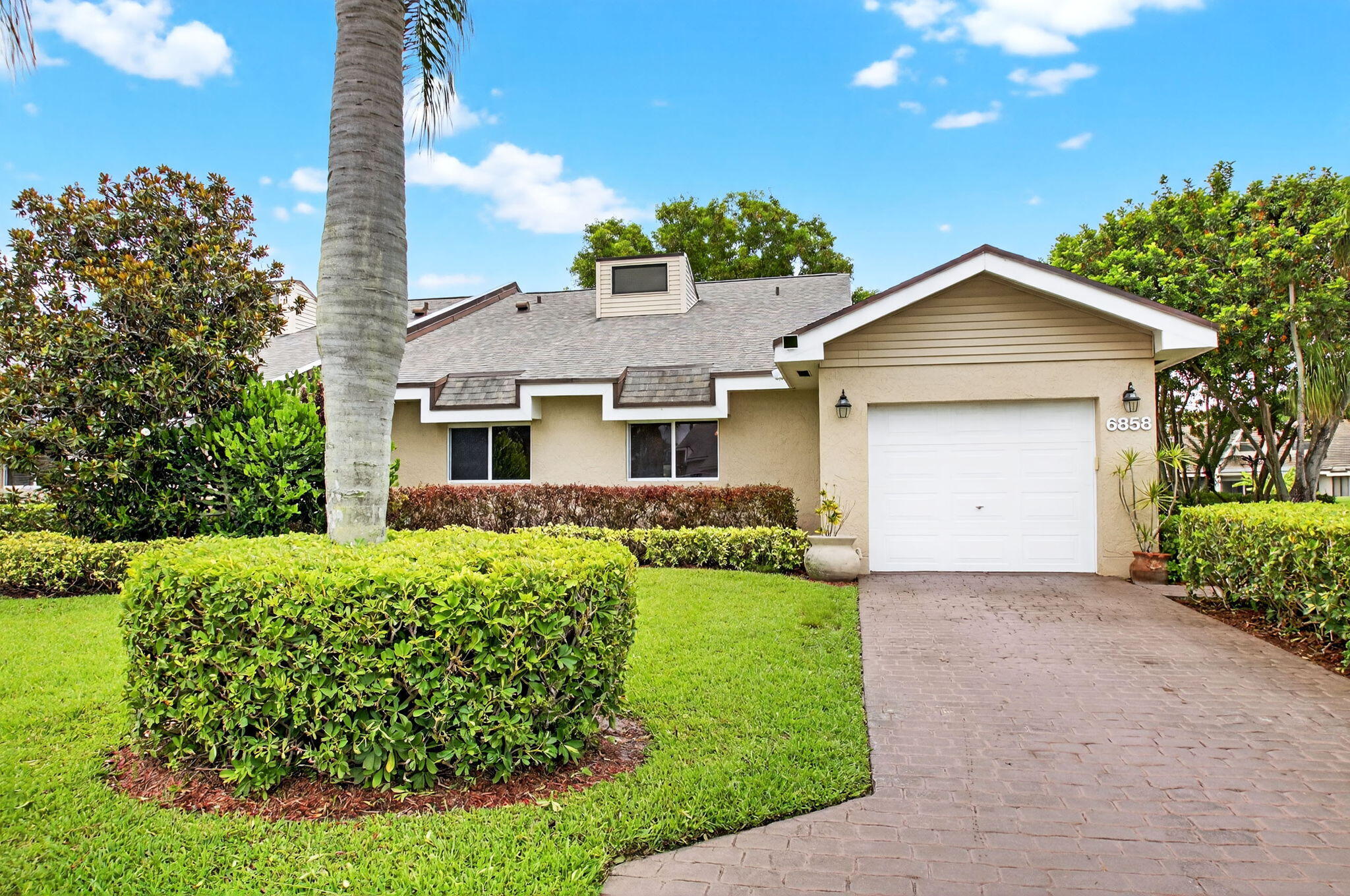 Property for Sale at 6858 Fountains Circle, Lake Worth, Palm Beach County, Florida - Bedrooms: 3 
Bathrooms: 2.5  - $429,900