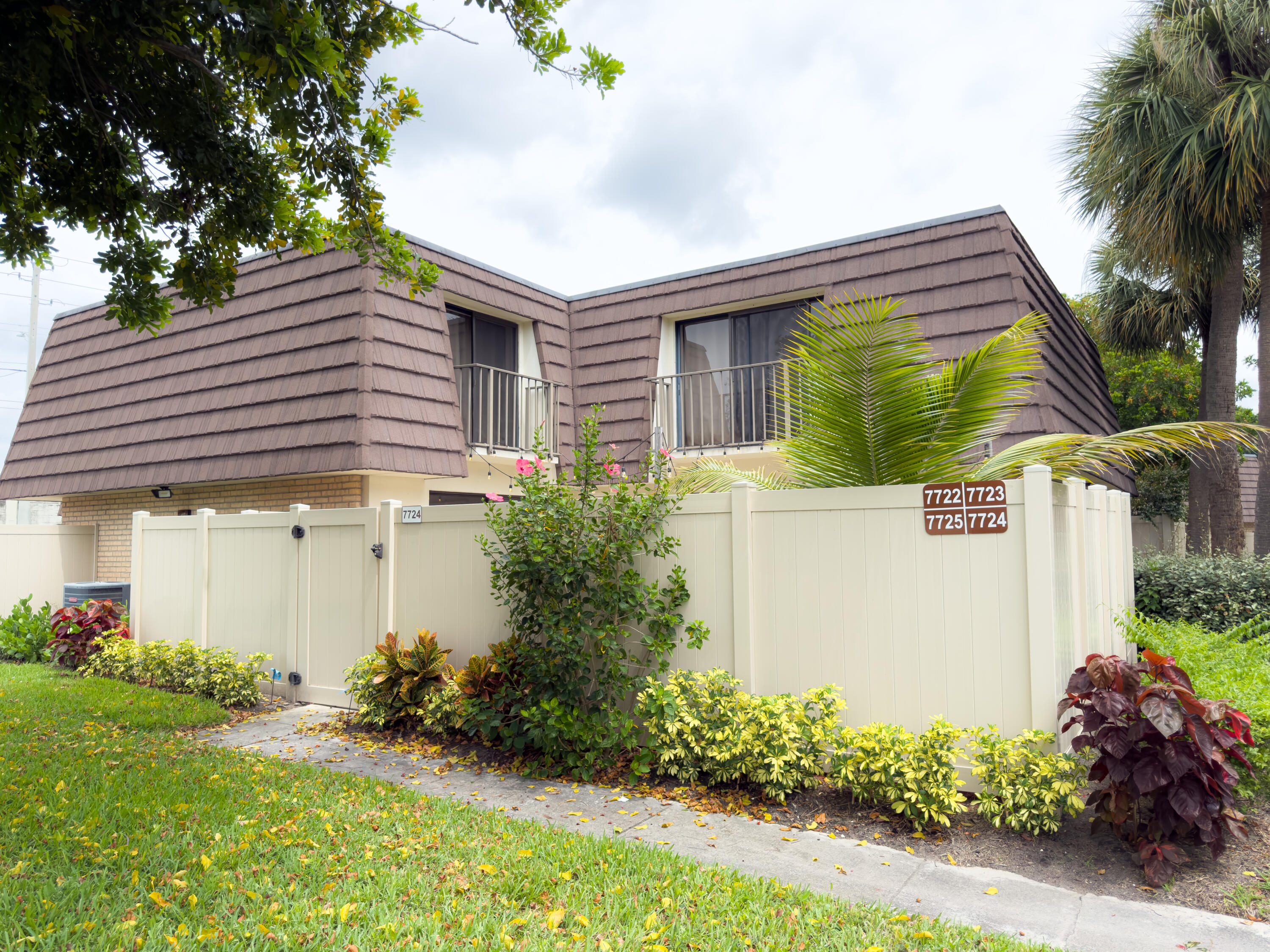 7724 77th Way, West Palm Beach, Palm Beach County, Florida - 2 Bedrooms  
2.5 Bathrooms - 