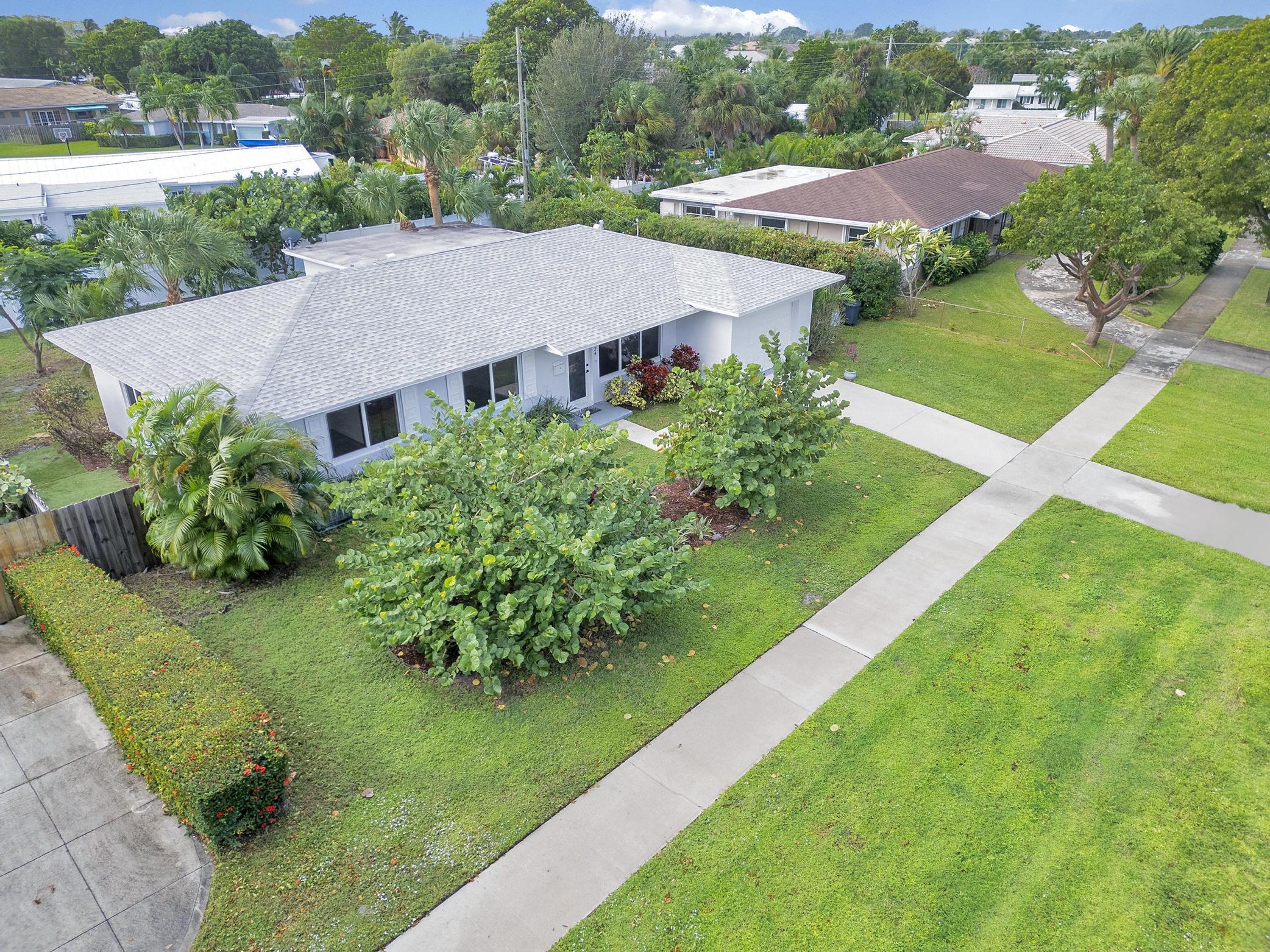 524 Lighthouse Drive, North Palm Beach, Miami-Dade County, Florida - 3 Bedrooms  
2 Bathrooms - 