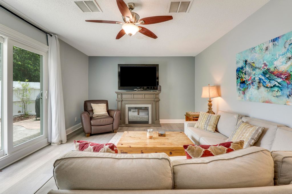 Photo of 141 E Riverside Drive #9b, Jupiter, FL 33469 (MLS # RX-10904143)