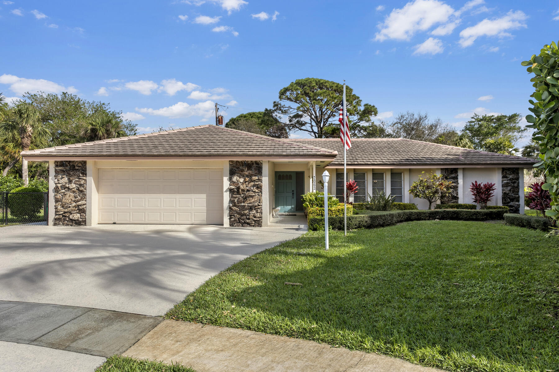 2063 Ascott Circle, North Palm Beach, Miami-Dade County, Florida - 3 Bedrooms  
3 Bathrooms - 