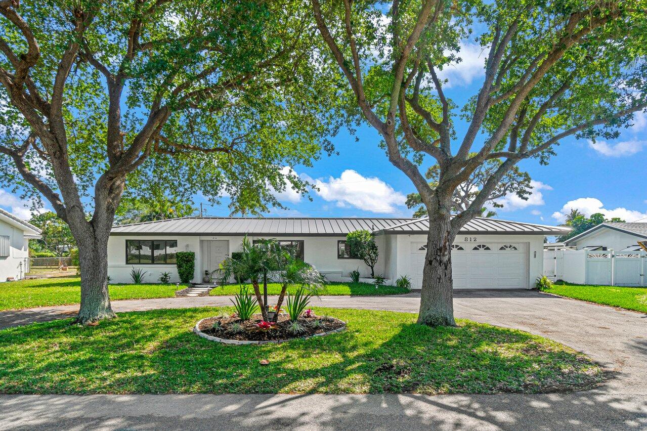 812 Chapel Hill Boulevard, Boynton Beach, Palm Beach County, Florida - 3 Bedrooms  
3.5 Bathrooms - 