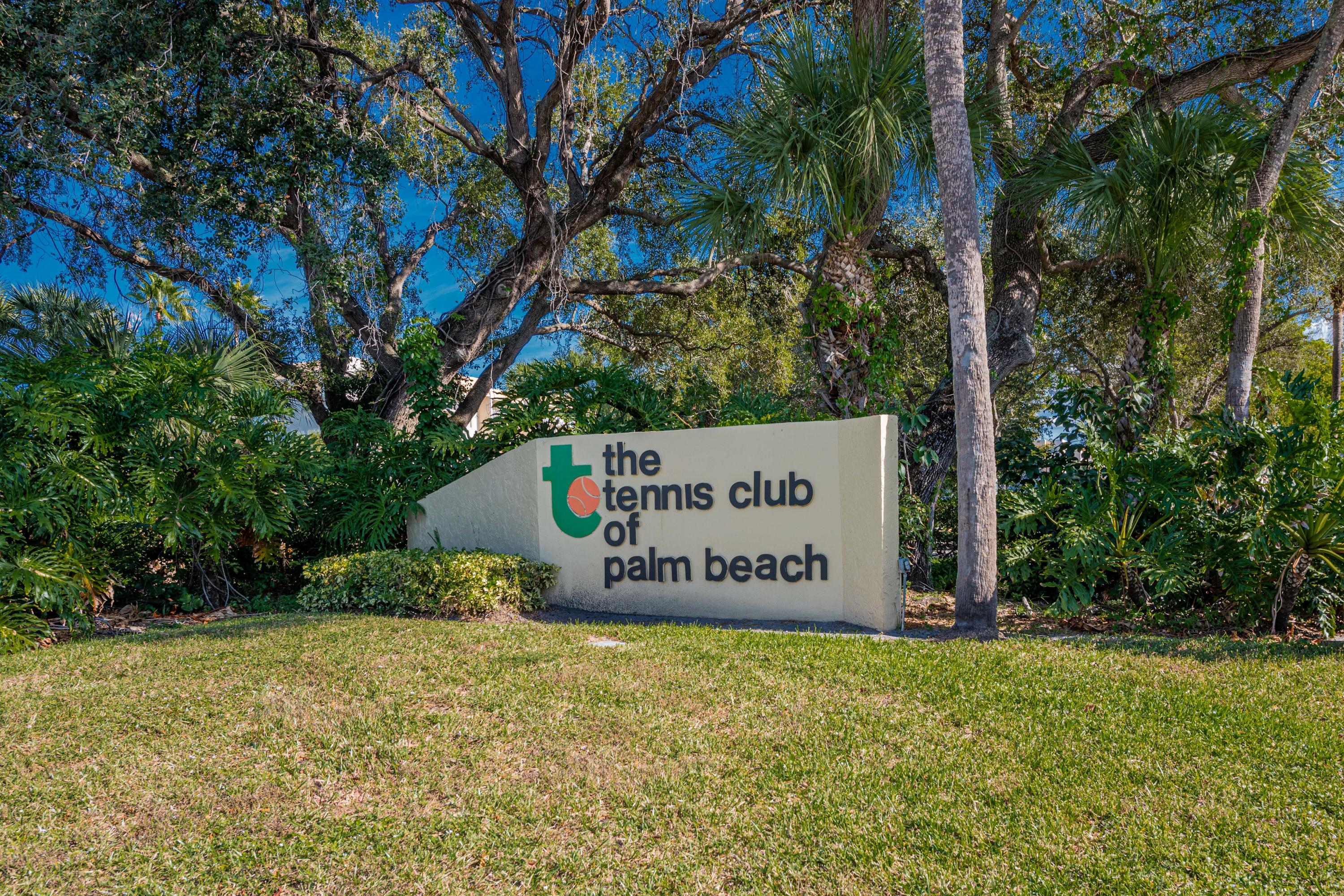 2828 Tennis Club Drive 210, West Palm Beach, Palm Beach County, Florida - 2 Bedrooms  
1.5 Bathrooms - 