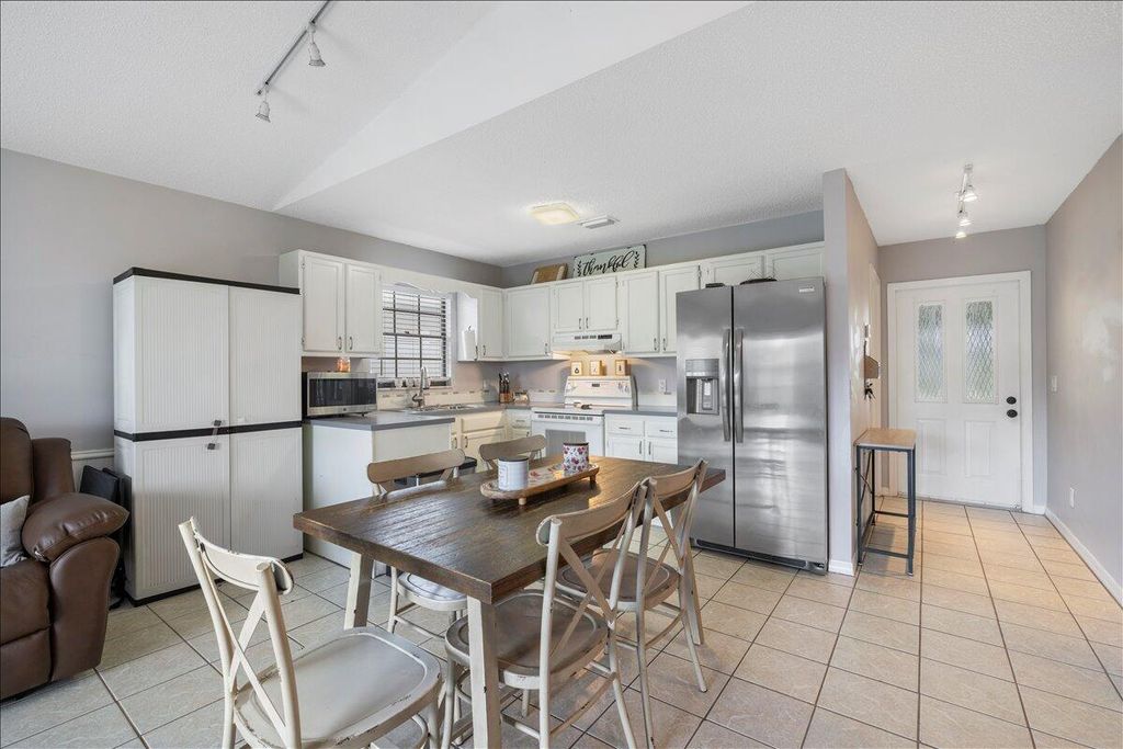 Photo of 411 13th Lane SW, Vero Beach, FL 32962 (MLS # RX-11128941)