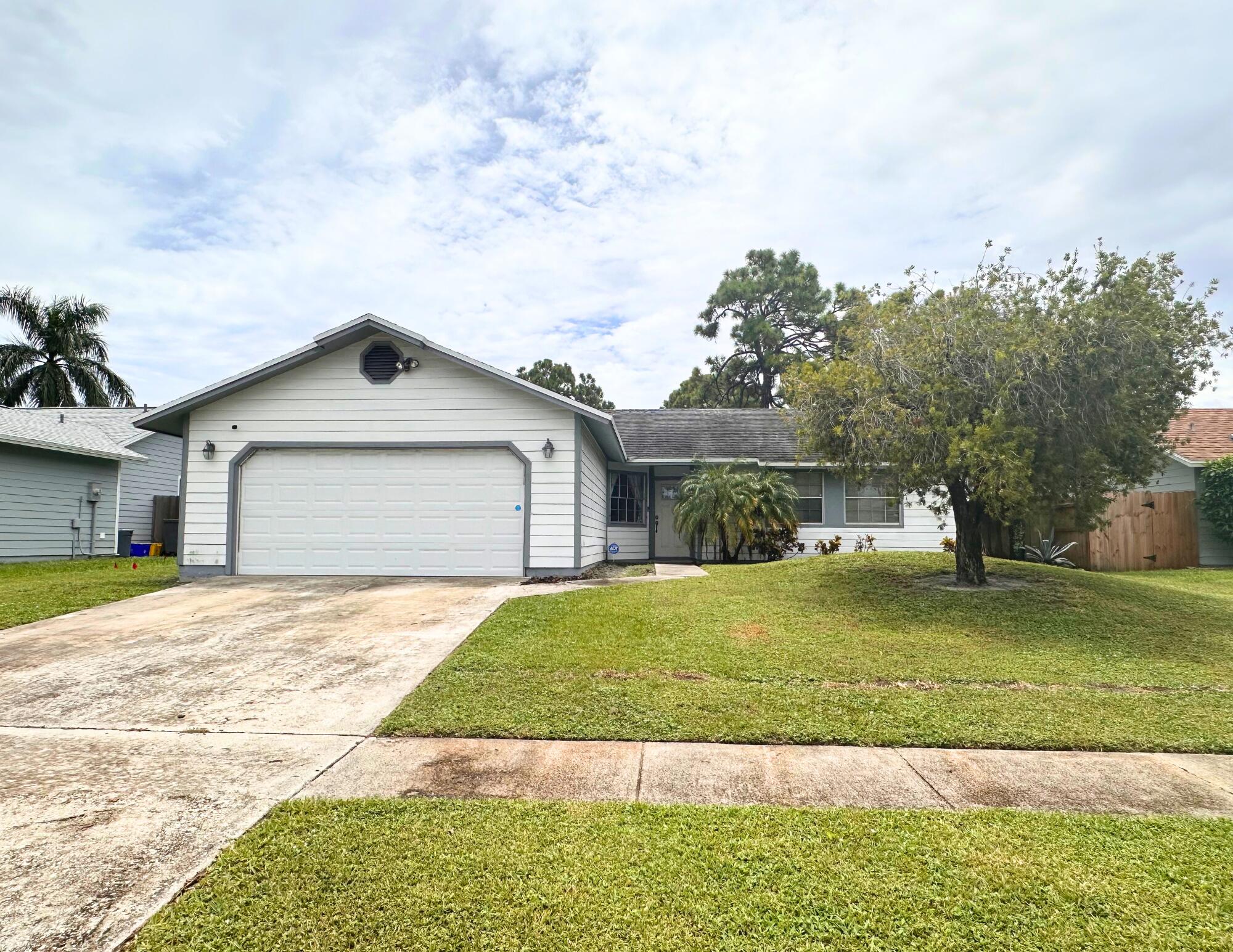 5046 El Claro Circle, West Palm Beach, Palm Beach County, Florida - 4 Bedrooms  
2 Bathrooms - 