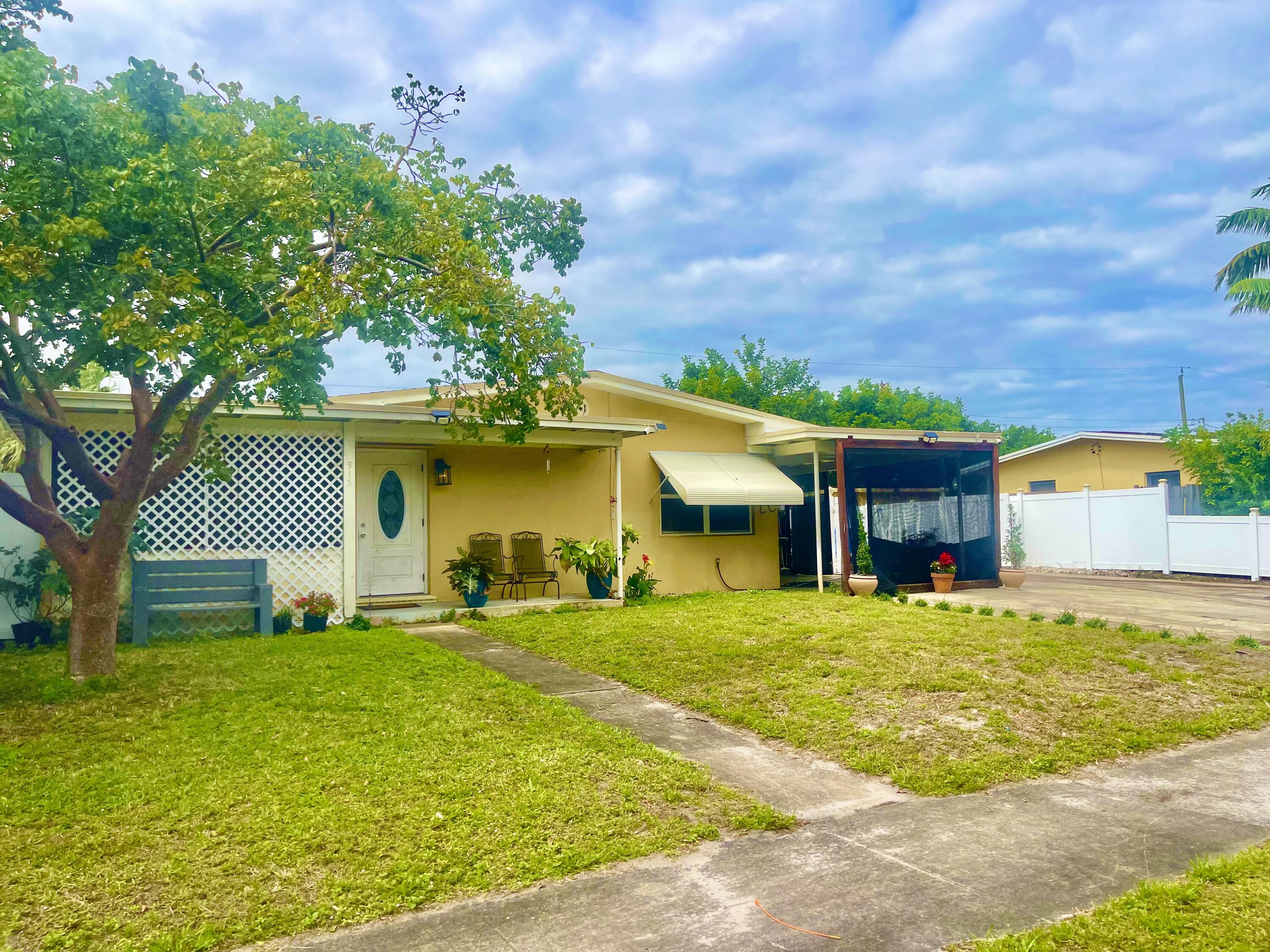 913 S 11th Street, Lantana, Palm Beach County, Florida - 3 Bedrooms  
1 Bathrooms - 