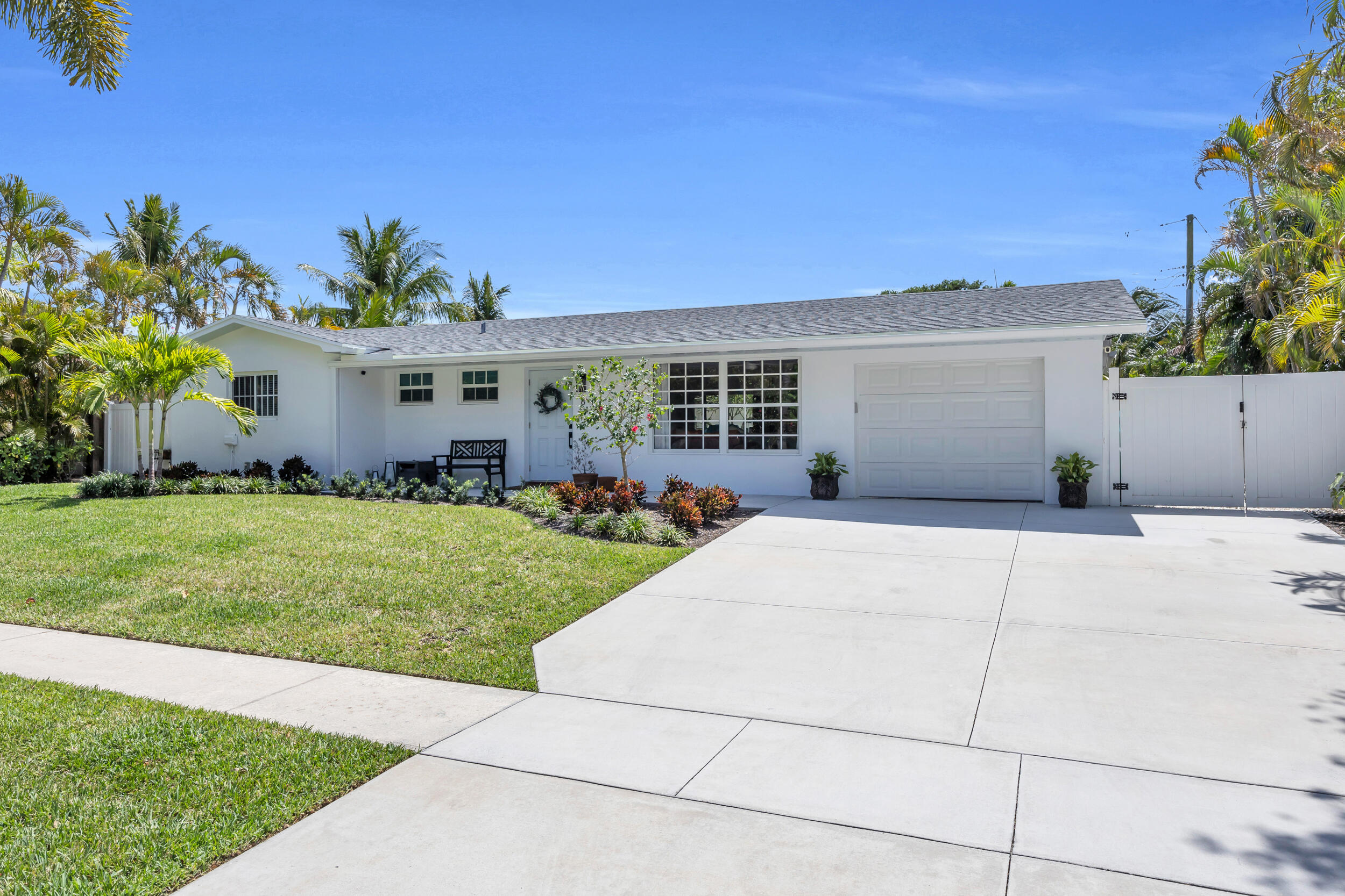 8 Willow Road, Tequesta, Palm Beach County, Florida - 3 Bedrooms  
2 Bathrooms - 