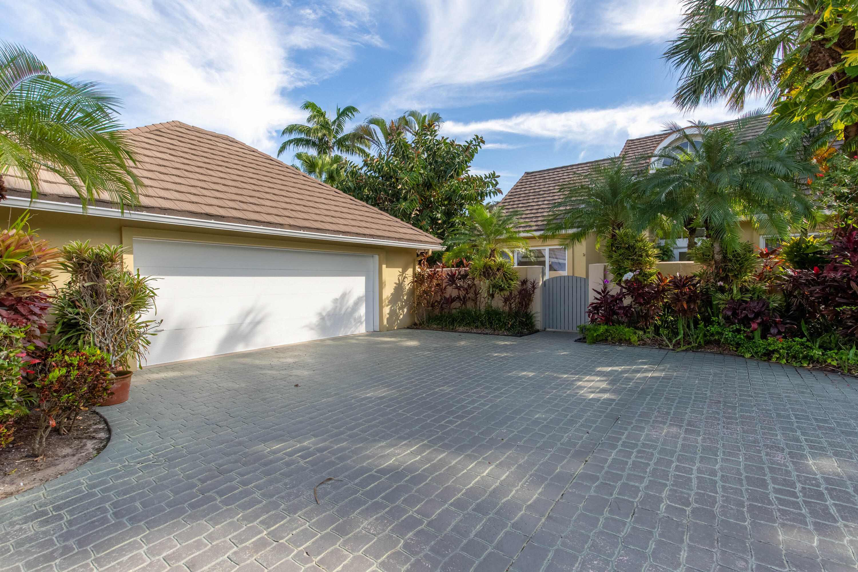 Property for Sale at 2600 Muirfield Court, Wellington, Palm Beach County, Florida - Bedrooms: 3 
Bathrooms: 3  - $995,000