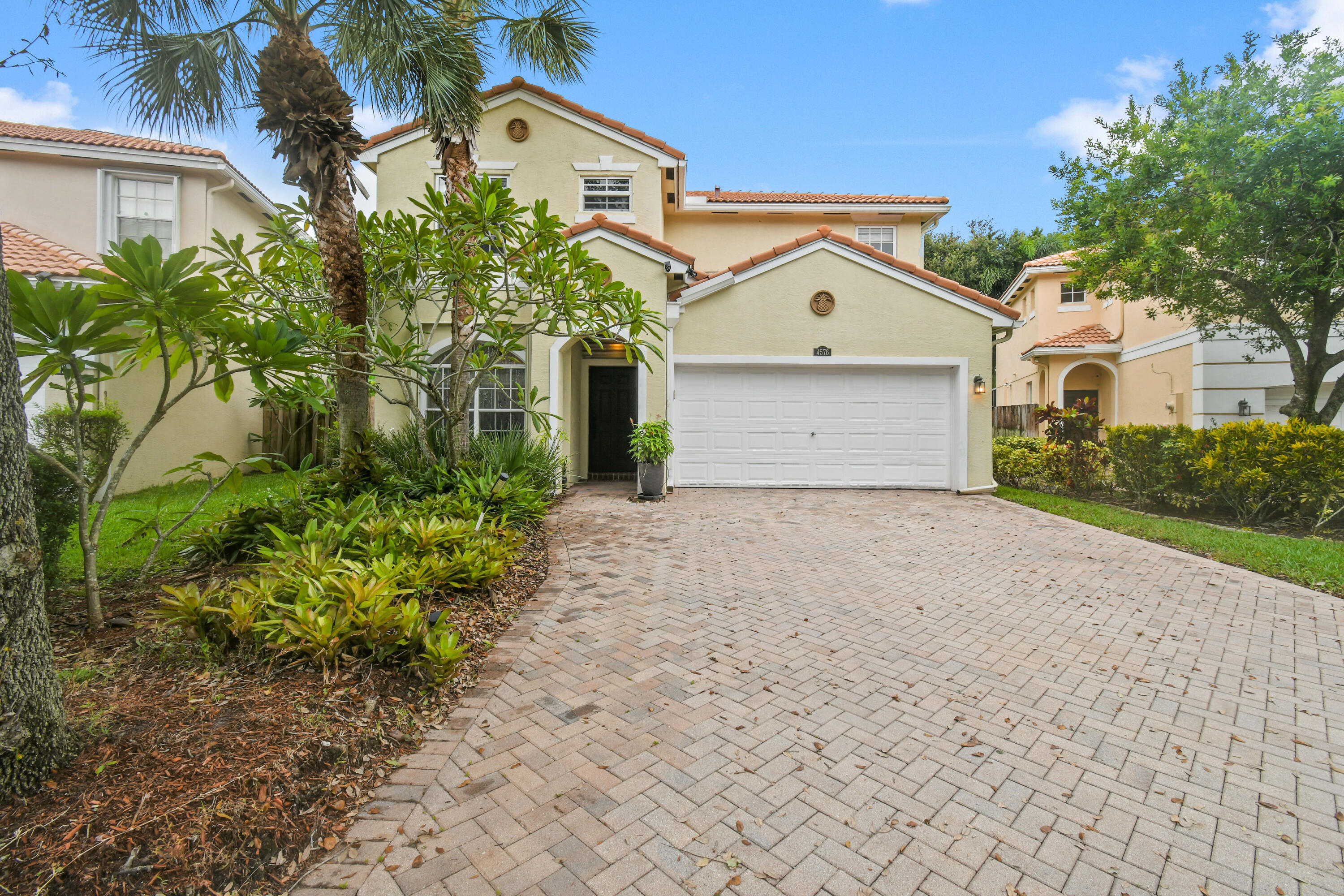 4576 Thornwood Circle, Palm Beach Gardens, Palm Beach County, Florida - 4 Bedrooms  
2.5 Bathrooms - 