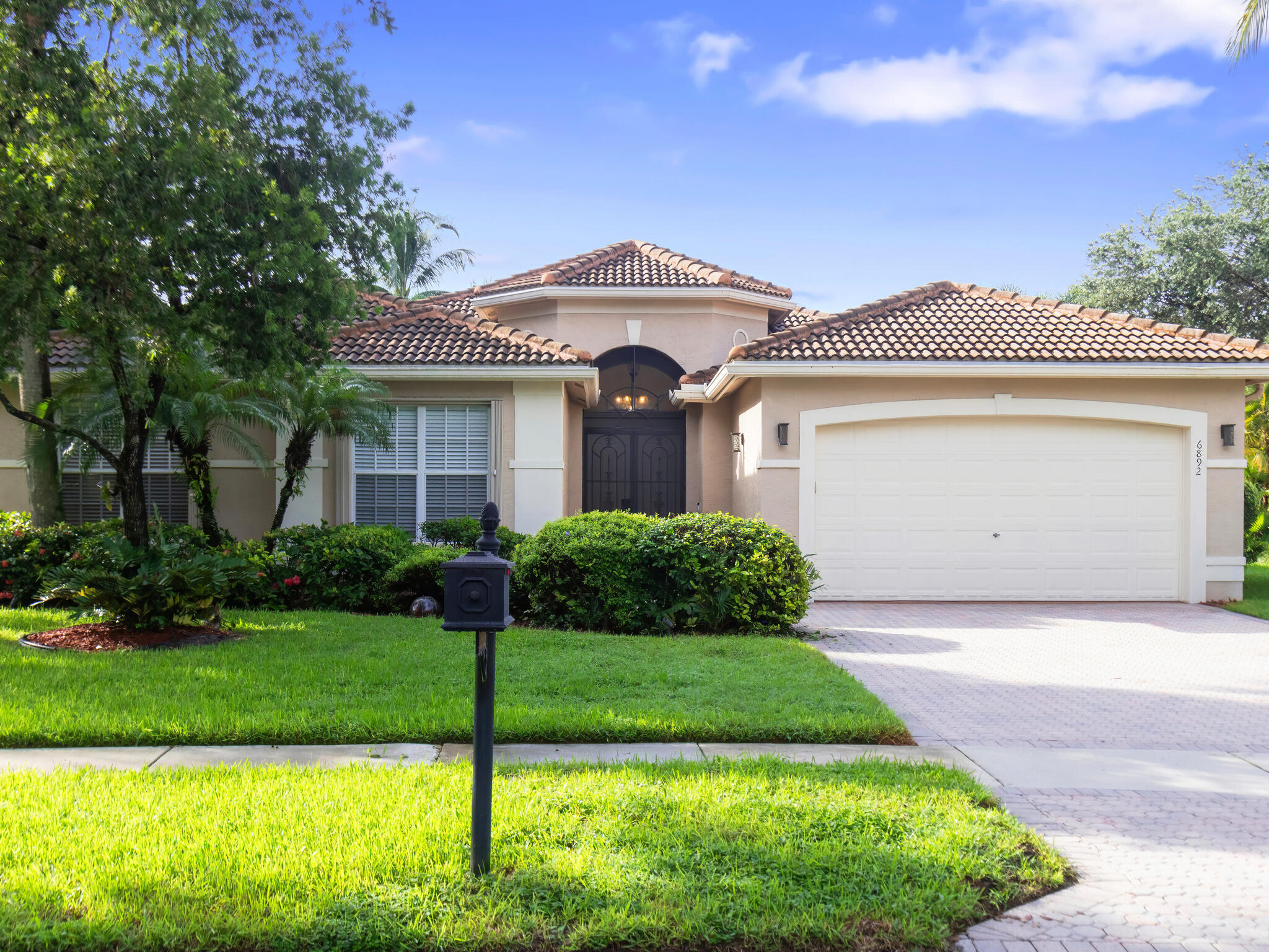 6892 Molakai Circle, Boynton Beach, Palm Beach County, Florida - 3 Bedrooms  
2.5 Bathrooms - 