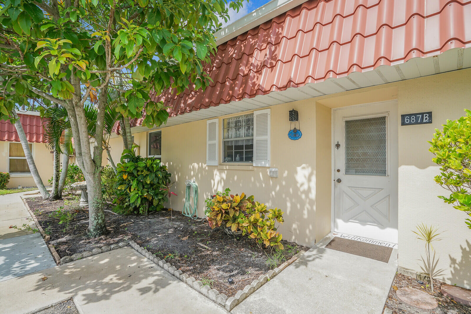 687 Marlboro Oval Oval B, Lake Worth, Palm Beach County, Florida - 2 Bedrooms  
2 Bathrooms - 