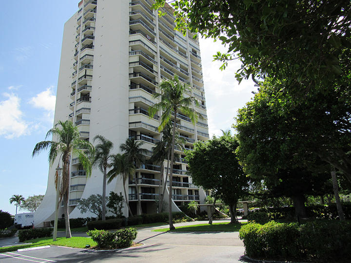 Photo 1 of 2400 Presidential Way 401, West Palm Beach, Florida, $154,900, Web #: 10447235