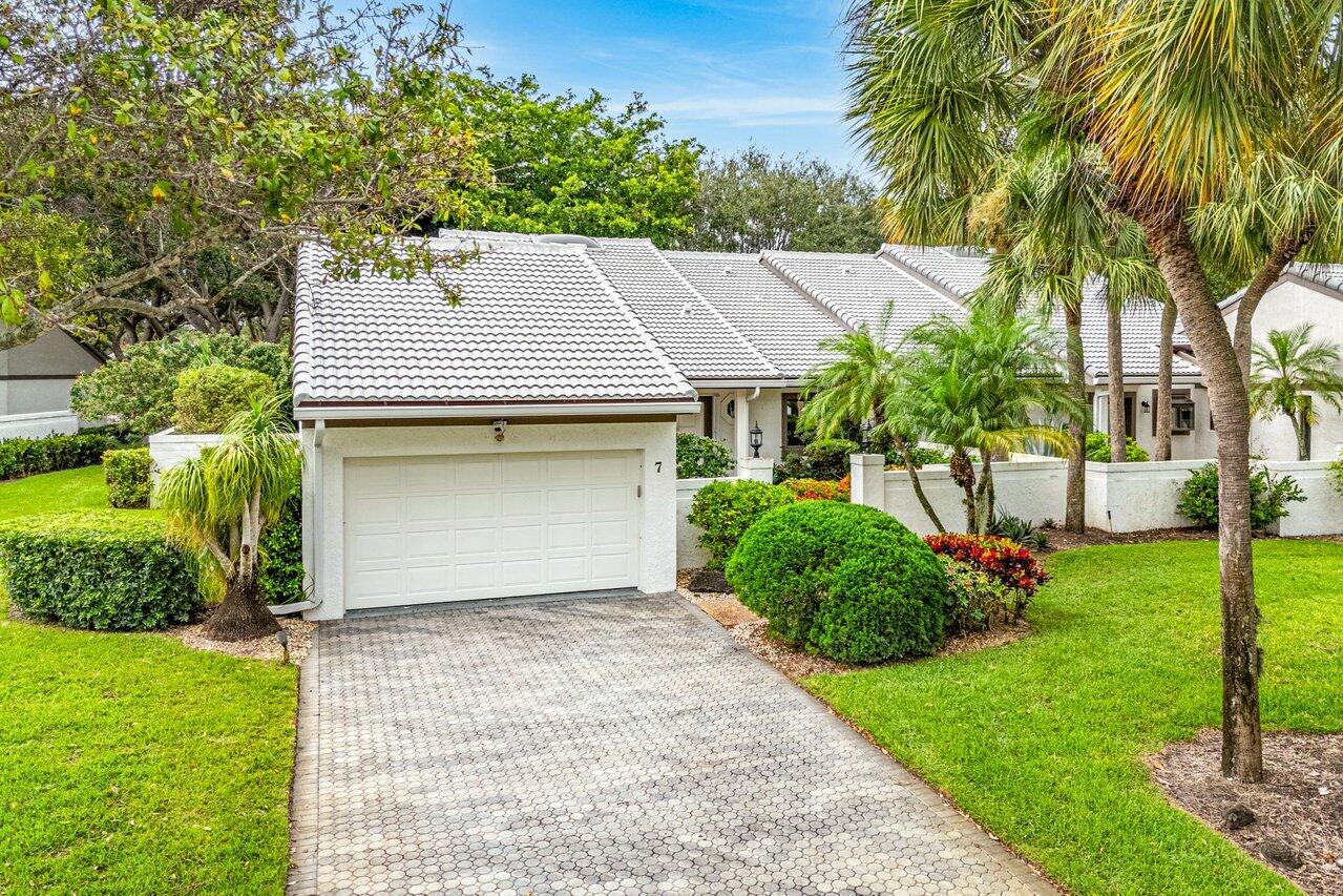 7 Clubhouse Lane, Boynton Beach, Palm Beach County, Florida - 3 Bedrooms  
2.5 Bathrooms - 