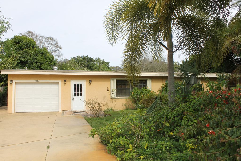 Photo of 1306 S 14th Circle, Fort Pierce, FL 34982 (MLS # RX-10950807)