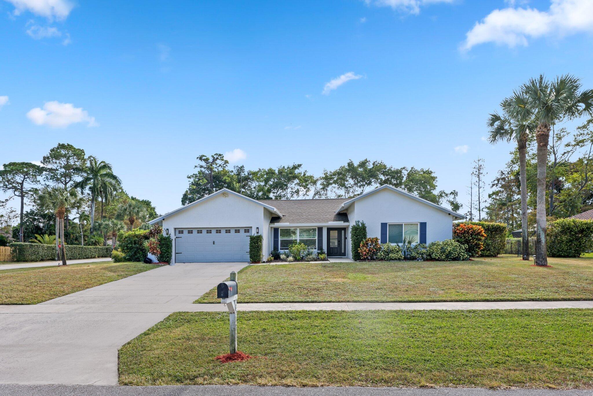 13181 La Mirada Circle, Wellington, Palm Beach County, Florida - 5 Bedrooms  
2 Bathrooms - 