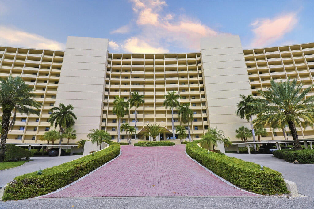 Property for Sale at 134 Lakeshore Drive 213, North Palm Beach, Miami-Dade County, Florida - Bedrooms: 2 
Bathrooms: 2  - $555,000